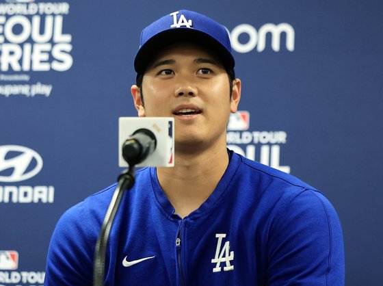 미국프로야구&#40;MLB&#41; 월드투어 서울시리즈에 출전하는 LA 다저스 오타니 쇼헤이가 16일 오후 서울 구로구 고척스카이돔에서 열린 공식 기자회견에 참석해 취재진 질문에 답변하고 있다. 2024.3.16/뉴스1 ⓒ News1 김진환 기자