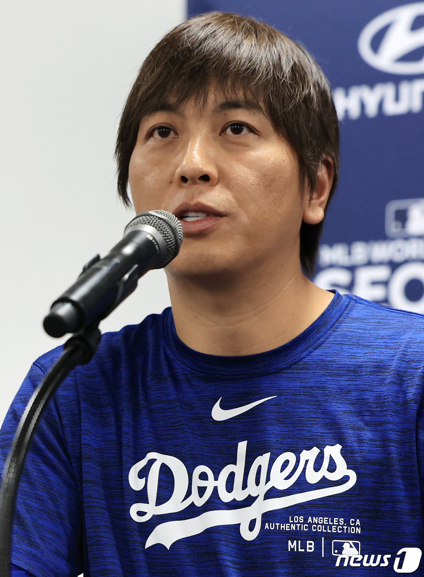 미국프로야구&#40;MLB&#41; 월드투어 서울시리즈에 출전하는 LA 다저스 오타니 쇼헤이의 통역사 미즈하라 잇페이가 16일 오후 서울 구로구 고척스카이돔에서 열린 공식 기자회견에 참석해 오타니 쇼헤이의 답변을 통역하고 있다. 2024.3.16/뉴스1 ⓒ News1 김진환 기자