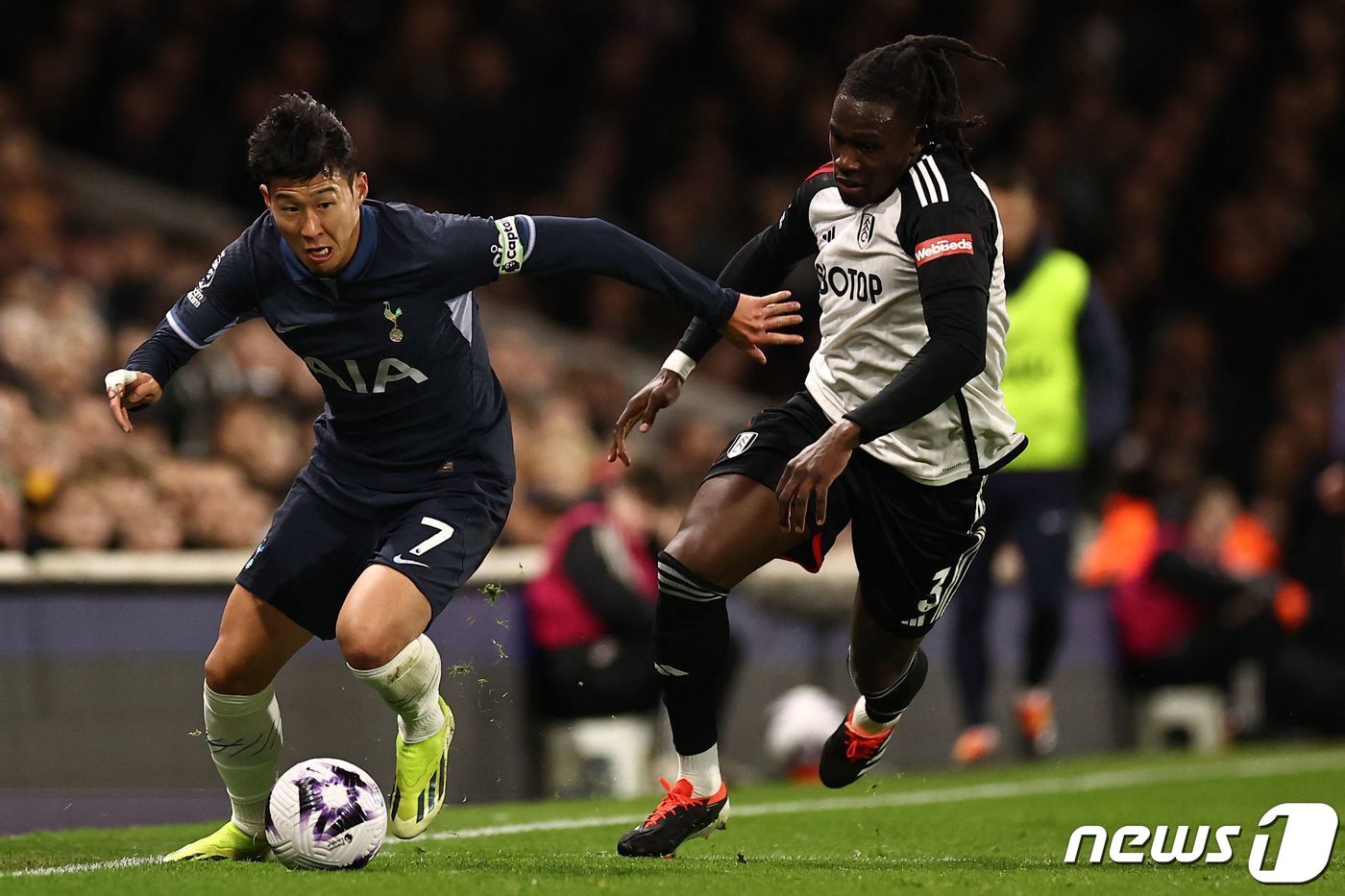 본문 이미지 - 토트넘 홋스퍼의 손흥민(왼쪽)이 풀럼 수비를 돌파하고 있다. ⓒ AFP=뉴스1