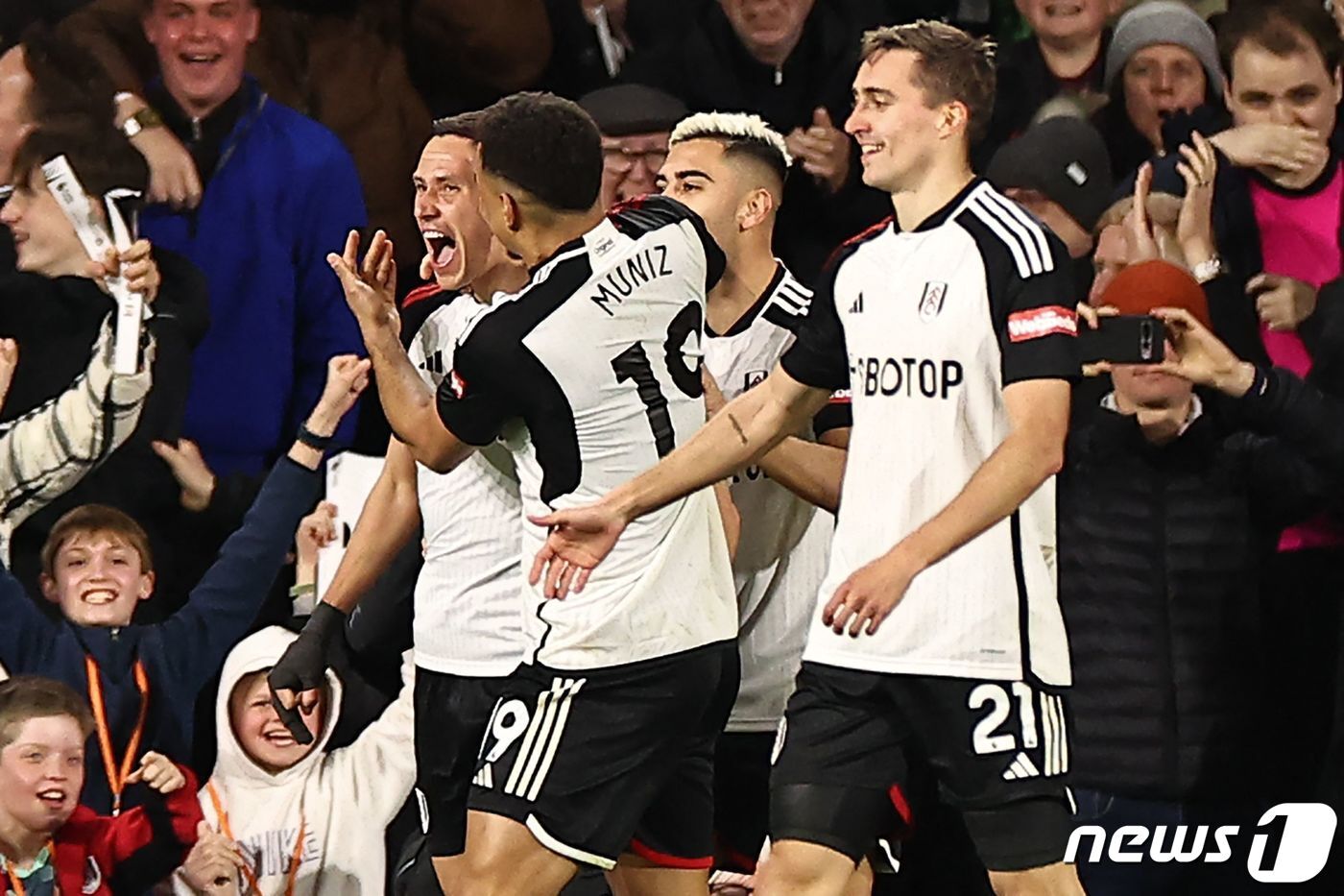 본문 이미지 - 골을 넣고 기뻐하는 풀럼 선수들 ⓒ AFP=뉴스1