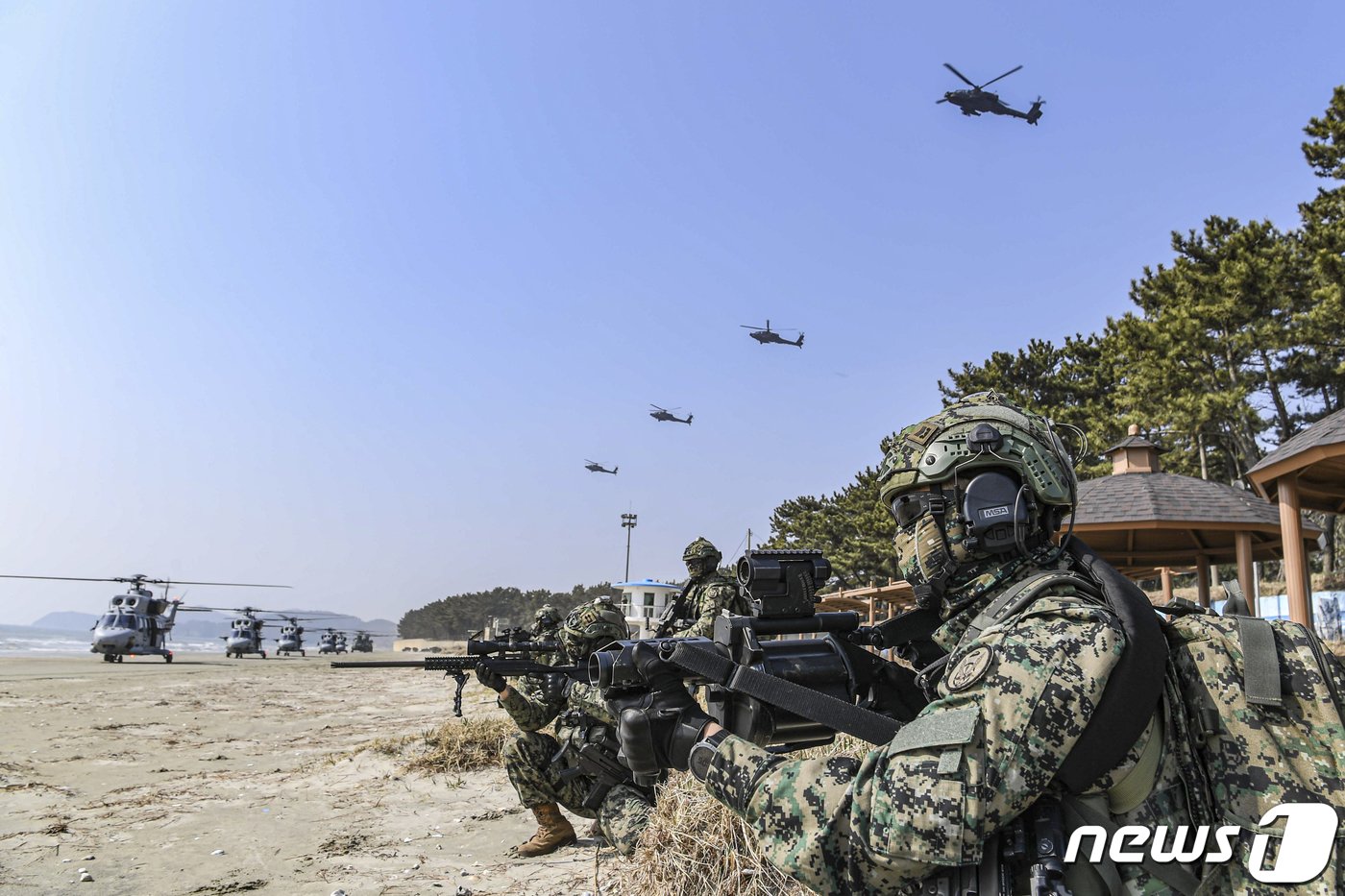 서북도서방위사령부는 지난 15일 적 도발 시 서북도서 방위태세를 완비하기 위해 백령도와 연평도 일대에서 대규모 증원훈련을 실시했다. 해병대 상륙기동헬기&#40;MUH-1&#41;,공격헬기&#40;AH-64&#41;, 기동헬기&#40;CH-47&#41;이 백령도 일대에 착륙하여 경계를 하고 있다. &#40;해병대사령부 제공&#41; 2024.3.17/뉴스1