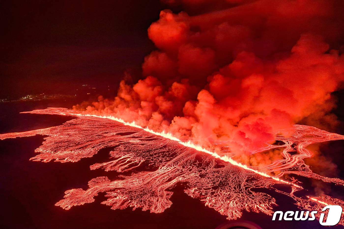 지난 3월 16일 이 지역 화산이 폭발,  용암이 강을 이루고 있다. ⓒ AFP=뉴스1 ⓒ News1 우동명 기자