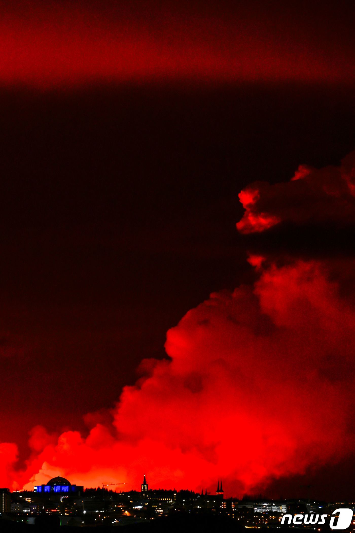 (그린다비크 AFP=뉴스1) 우동명 기자 = 16일 (현지시간) 아이슬란드 그린다비크 외곽의 새로운 화산이 폭발해 붉은 용암을 분출해 붉어진 하늘이 보인다. 2024. 3. 17ⓒ …