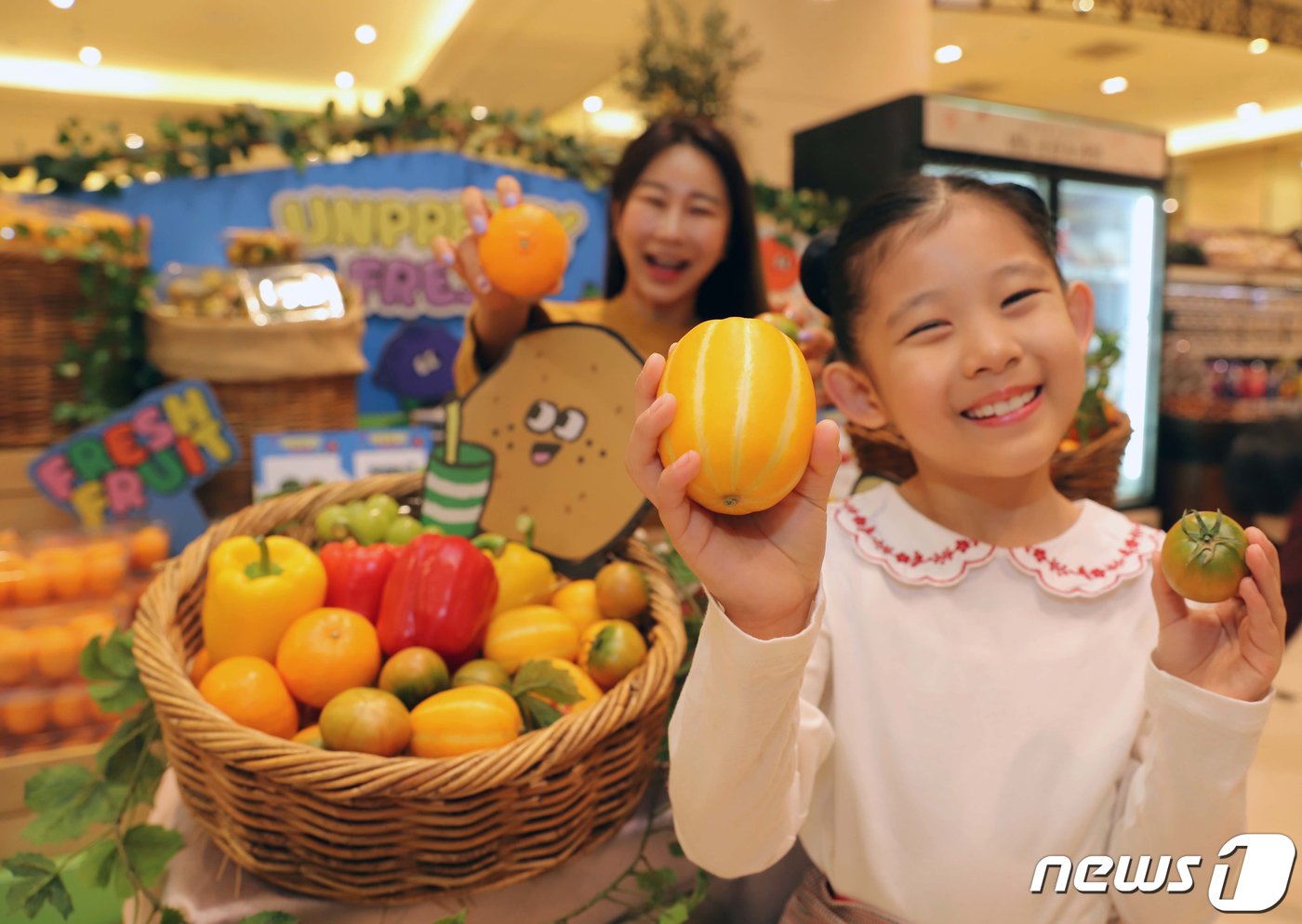 신세계백화점이 오는 21일까지 본점과 강남점, 신세계푸드마켓 도곡 등 10개 점포에서 ‘언프리티 프레시’ 행사를 열고 백화점의 까다로운 외형 기준에 미치지 못하지만 맛과 영양, 신선도는 전혀 뒤떨어지지 않는 11종의 과일·채소를 최대 58% 할인된 가격에 선보인다. &#40;신세계백화점 제공&#41; 2024.3.17/뉴스1