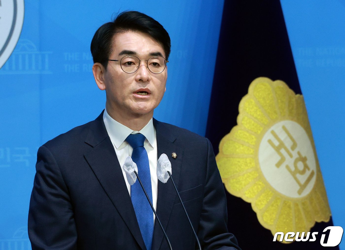본문 이미지 - 박용진 더불어민주당 의원이 17일 서울 여의도 국회 소통관에서 기자회견을 하고 있다. 이날 박 의원은 서울 강북을 전략 경선 참여 뜻을 밝혔다. (공동취재) 2024.3.17/뉴스1 ⓒ News1 송원영 기자