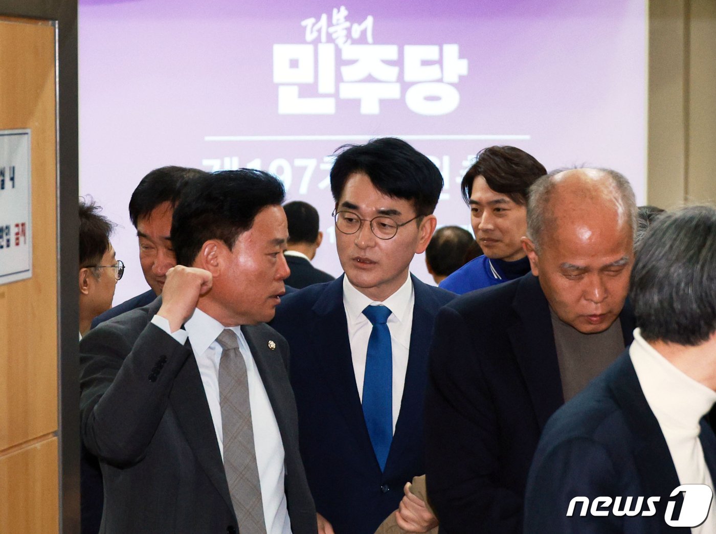 본문 이미지 - 박용진 더불어민주당 의원과 송갑성 의원이 17일 서울 여의도 국회 의원회관에서 열린 의원총회를 마치고 밖으로 나서고 있다. (공동취재) 2024.3.17/뉴스1 ⓒ News1 송원영 기자
