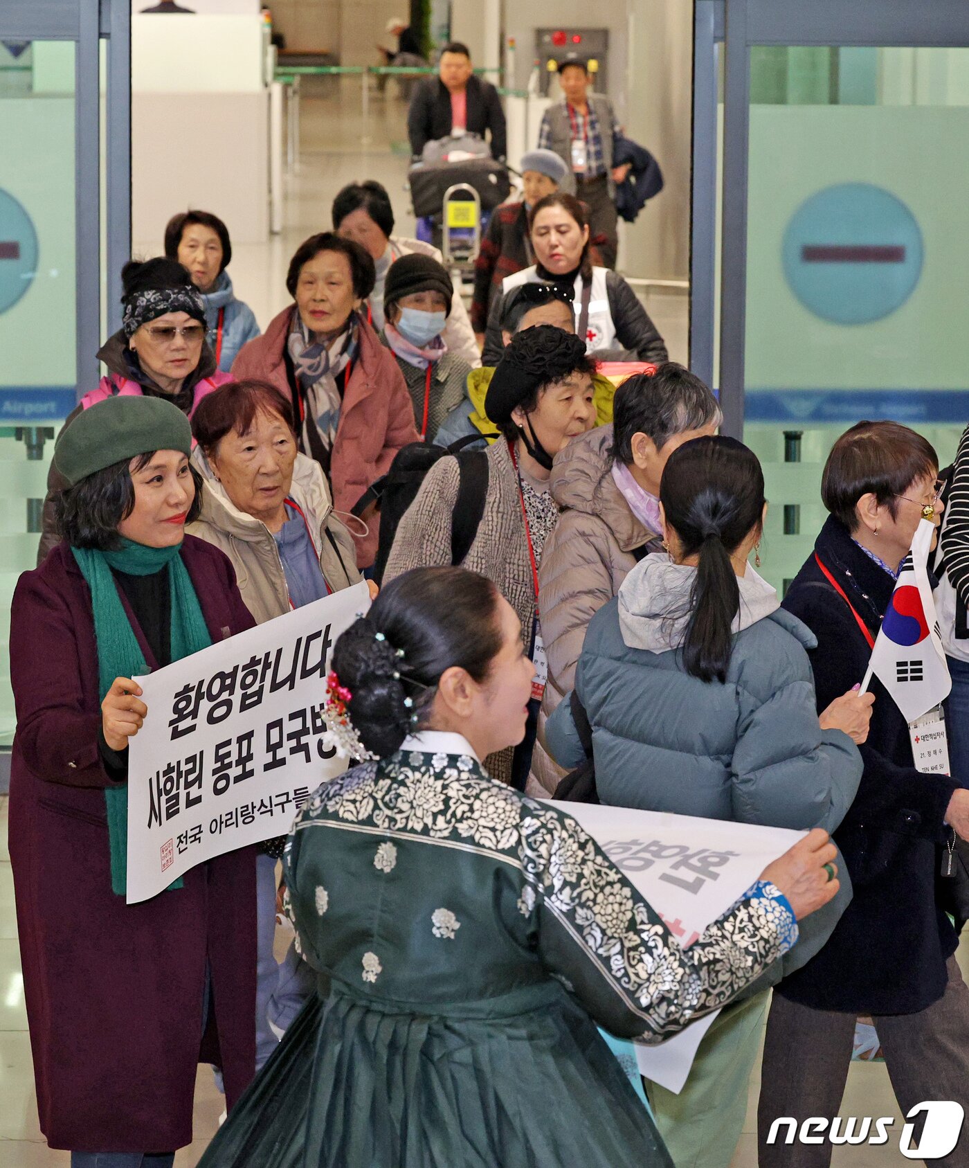 본문 이미지 - 1세대 사할린 동포들이 17일 오후 인천국제공항 제1터미널을 통해 귀국하고 있다. 2024.3.17/뉴스1 ⓒ News1 장수영 기자