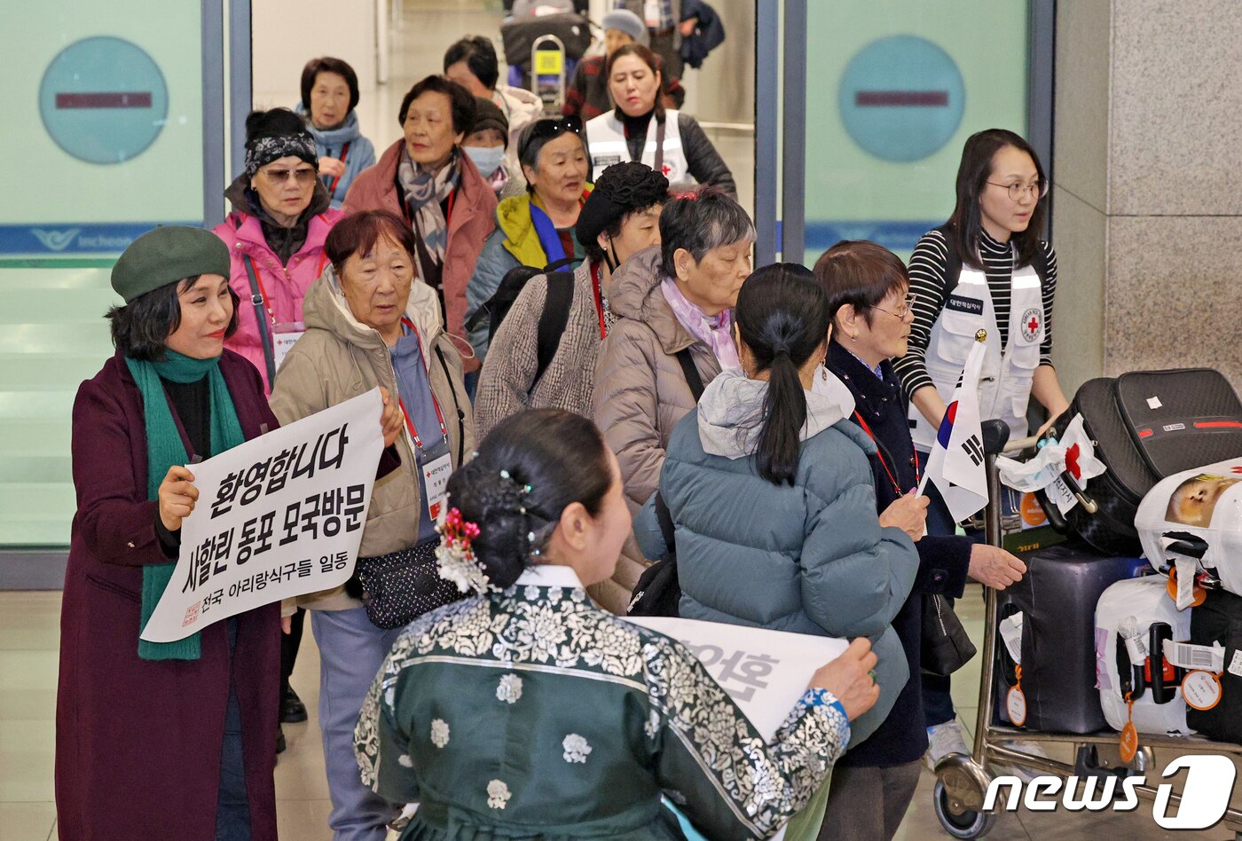 본문 이미지 - 1세대 사할린 동포들이 17일 오후 인천국제공항 제1터미널을 통해 귀국하고 있다. 2024.3.17/뉴스1 ⓒ News1 장수영 기자