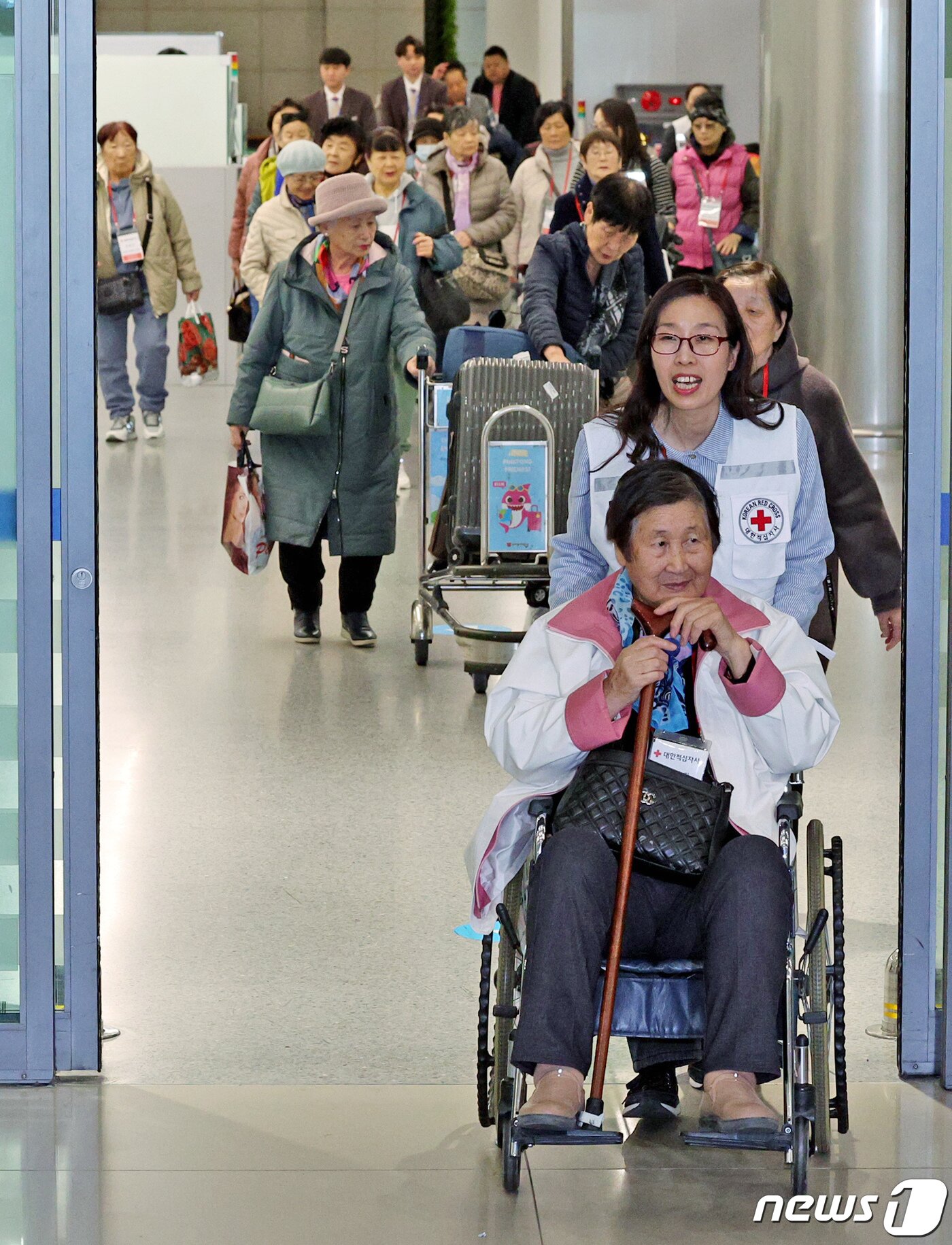 본문 이미지 - 1세대 사할린 동포들이 17일 오후 인천국제공항 제1터미널을 통해 귀국하고 있다. 2024.3.17/뉴스1 ⓒ News1 장수영 기자