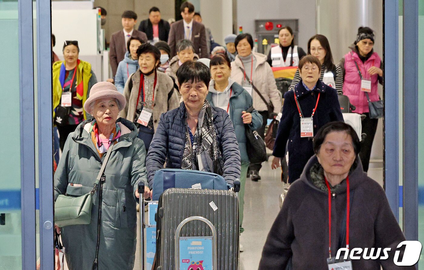 본문 이미지 - 1세대 사할린 동포들이 17일 오후 인천국제공항 제1터미널을 통해 귀국하고 있다. 2024.3.17/뉴스1 ⓒ News1 장수영 기자