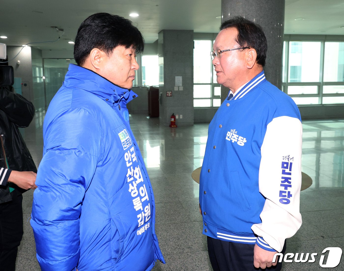 김부겸 더불어민주당 상임공동선대위원장이 17일 오전 서울 여의도 국회 의원회관 로비에서 &#39;노무현 비하&#39; 논란에 휩싸인 양문석 경기 안산갑 예비후보에게 결단을 촉구하고 있다. 김 위원장은 &#34;지금 수습할 수 있는건 당신 밖에 없다＂고 양 예비후보에게 말했다. &#40;공동취재&#41; 2024.3.17/뉴스1 ⓒ News1 송원영 기자