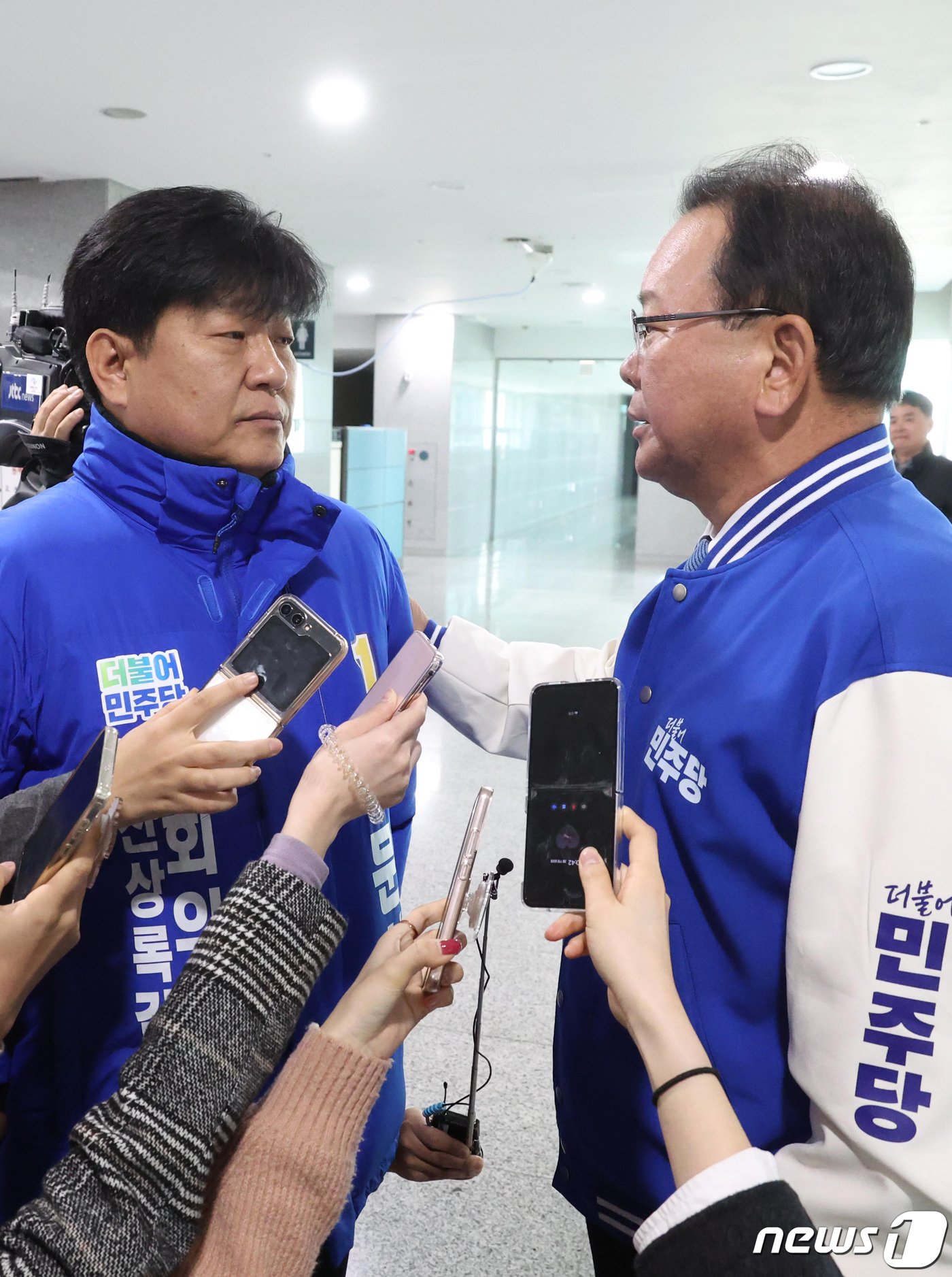 김부겸 더불어민주당 상임공동선대위원장이 17일 오전 서울 여의도 국회 의원회관 로비에서 &#39;노무현 비하&#39; 논란에 휩싸인 양문석 경기 안산갑 예비후보에게 결단을 촉구하고 있다. 김 위원장은 &#34;지금 수습할 수 있는건 당신 밖에 없다＂고 양 예비후보에게 말했다. &#40;공동취재&#41; 2024.3.17/뉴스1 ⓒ News1 송원영 기자