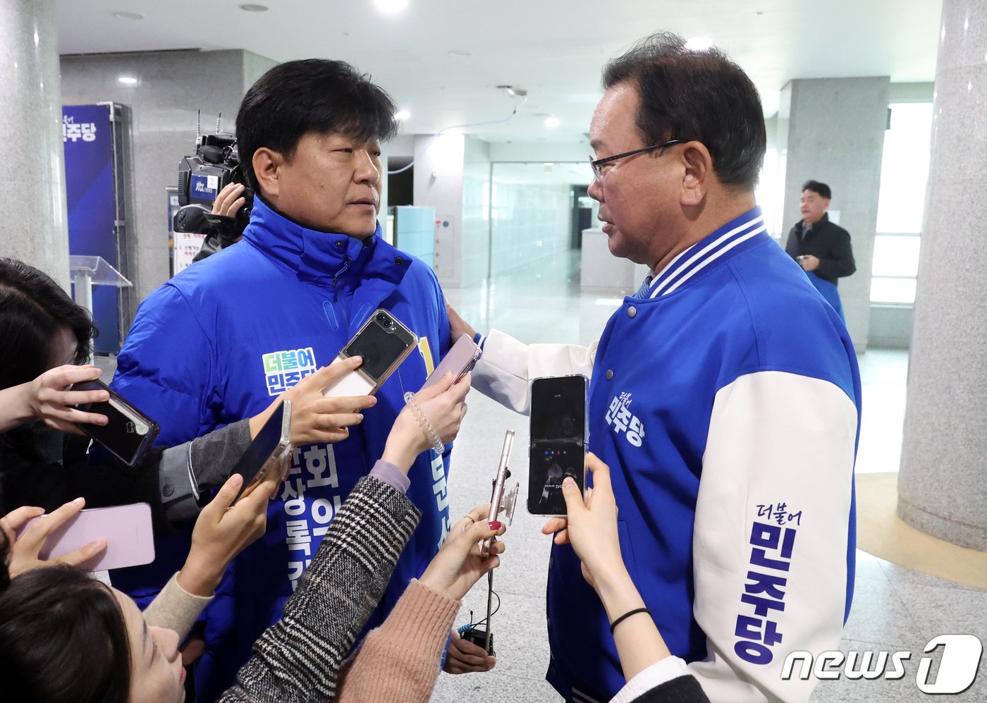 김부겸 더불어민주당 상임공동선대위원장이 17일 오전 서울 여의도 국회 의원회관 로비에서 &#39;노무현 비하&#39; 논란에 휩싸인 양문석 경기 안산갑 예비후보에게 결단을 촉구하고 있다. 김 위원장은 &#34;지금 수습할 수 있는건 당신 밖에 없다＂고 양 예비후보에게 말했다. &#40;공동취재&#41; 2024.3.17/뉴스1 ⓒ News1 송원영 기자