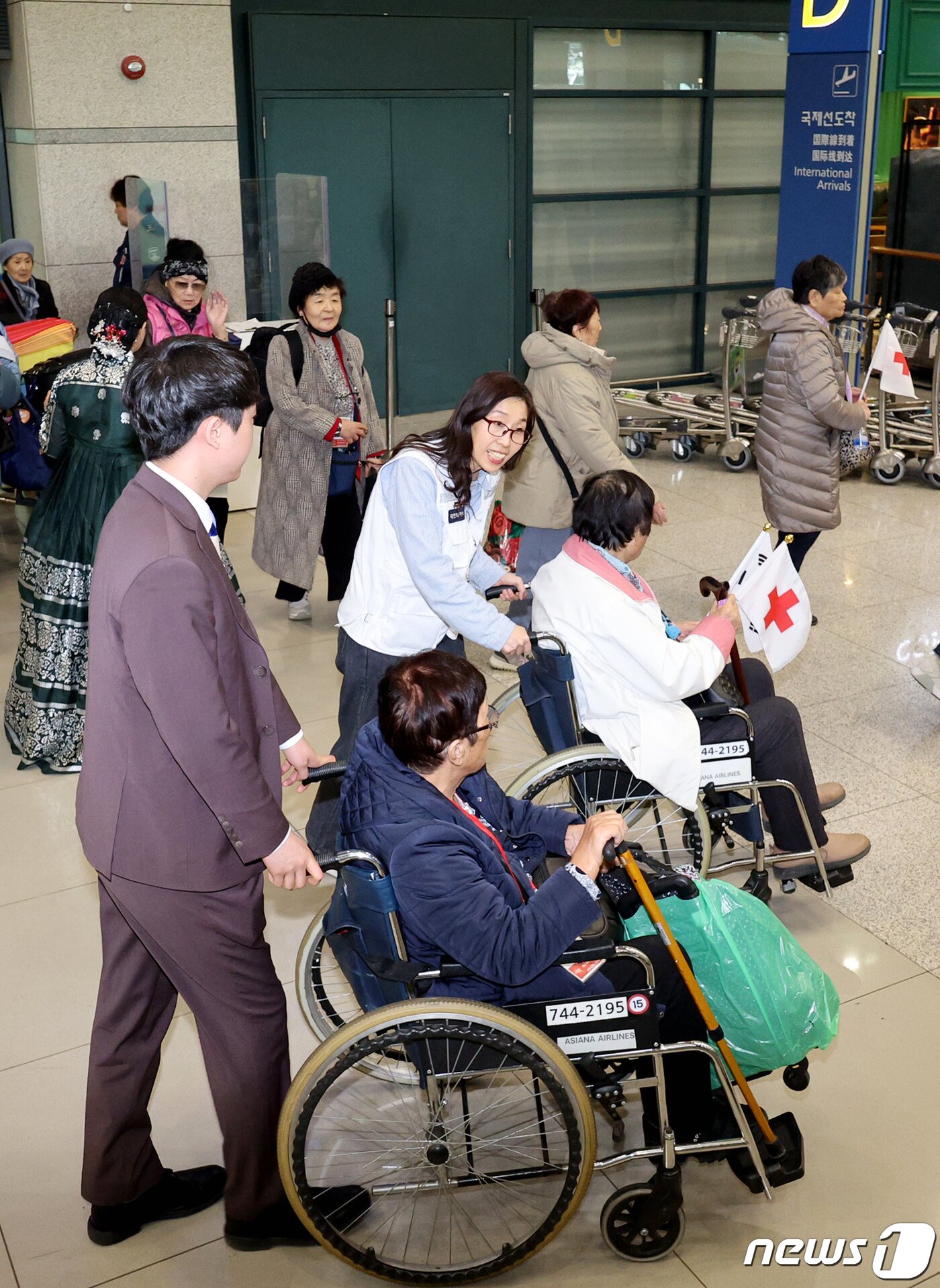 본문 이미지 - 1세대 사할린 동포들이 17일 오후 인천국제공항 제1터미널을 통해 귀국하고 있다. 2024.3.17/뉴스1 ⓒ News1 장수영 기자