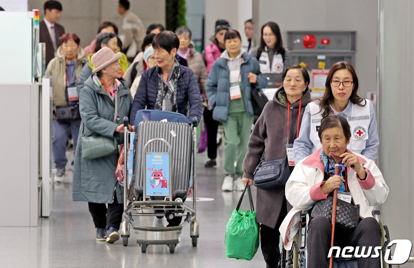 본문 이미지 - 1세대 사할린 동포들이 17일 오후 인천국제공항 제1터미널을 통해 귀국하고 있다. 대한적십자사는 코로나19와 러시아-우크라이나 전쟁으로 일시 중단됐던 '사할린 동포 일시 모국 방문 지원사업'을 4년 만에 재개했다. 이날 귀국한 동포들은 1945년 8월 15일 이전에 출생해 사할린과 블라디보스토크, 하바롭스크에 거주하고 있는 23명으로 오는 23일까지 국내로 영주귀국한 가족과의 만남 및 한국 문화 체험 등 관광 일정을 소화할 예정이다. 2024.3.17/뉴스1 ⓒ News1 장수영 기자