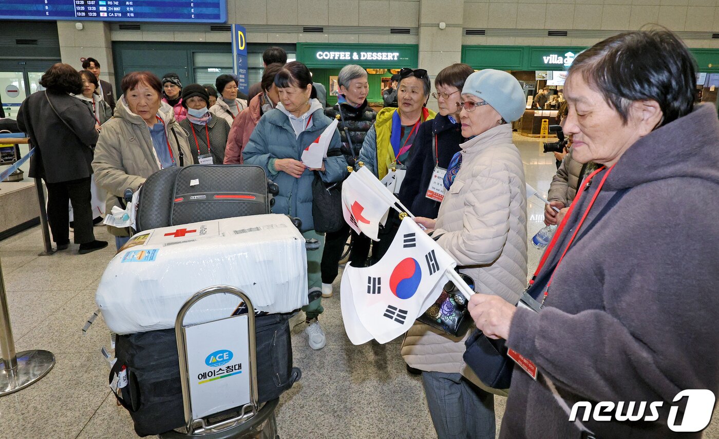 본문 이미지 - 1세대 사할린 동포들이 17일 오후 인천국제공항 제1터미널을 통해 귀국하고 있다. 대한적십자사는 코로나19와 러시아-우크라이나 전쟁으로 일시 중단됐던 '사할린 동포 일시 모국 방문 지원사업'을 4년 만에 재개했다. 이날 귀국한 동포들은 1945년 8월 15일 이전에 출생해 사할린과 블라디보스토크, 하바롭스크에 거주하고 있는 23명으로 오는 23일까지 국내로 영주귀국한 가족과의 만남 및 한국 문화 체험 등 관광 일정을 소화할 예정이다. 2024.3.17/뉴스1 ⓒ News1 장수영 기자