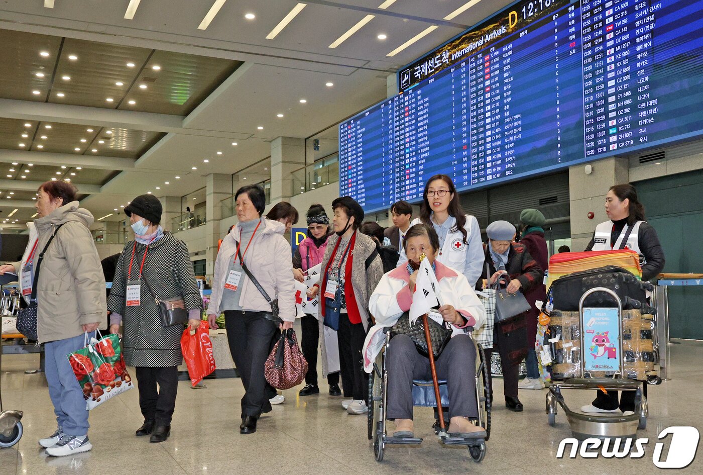 본문 이미지 - 1세대 사할린 동포들이 17일 오후 인천국제공항 제1터미널을 통해 귀국하고 있다. 2024.3.17/뉴스1 ⓒ News1 장수영 기자