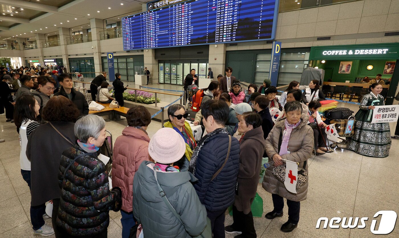 본문 이미지 - 1세대 사할린 동포들이 17일 오후 인천국제공항 제1터미널을 통해 귀국하고 있다. 2024.3.17/뉴스1 ⓒ News1 장수영 기자