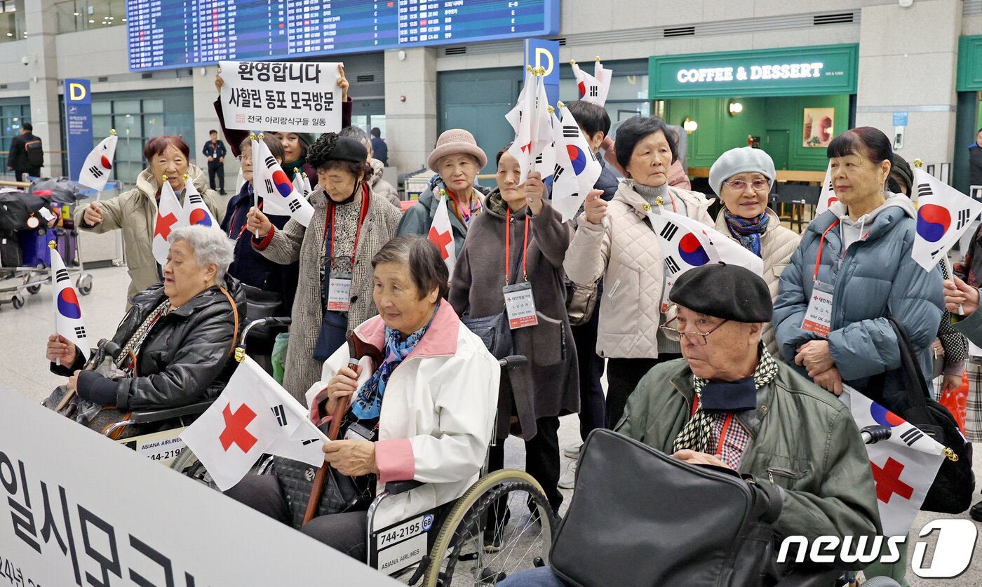 본문 이미지 - 1세대 사할린 동포들이 17일 오후 인천국제공항 제1터미널을 통해 귀국한 뒤 기념촬영하고 있다. 2024.3.17/뉴스1 ⓒ News1 장수영 기자