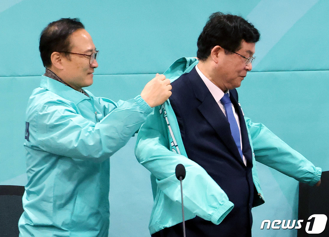 (서울=뉴스1) 송원영 기자 = 새로운 미래에 입당한 설훈 의원이 17일 오전 서울 여의도 국회 의원회관 간담회장에서 열린 새로운미래 입당 환영식에서 당 옷을 선물 받고 있다. ( …