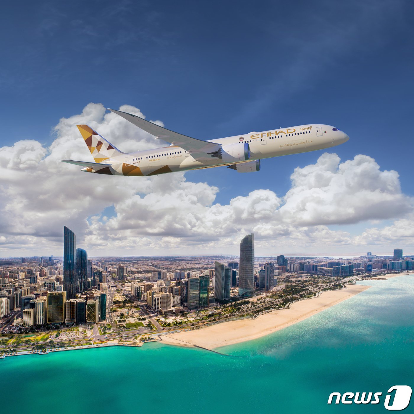 본문 이미지 - 아부다비 상공 위 B787-9 기종(에티하드항공 제공)