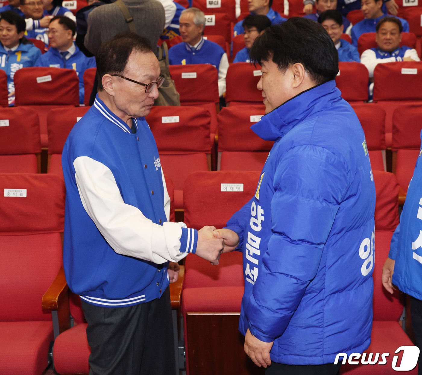 이해찬 더불어민주당 상임공동선대위원장이 17일 서울 여의도 국회 의원회관에서 열린 제22대 총선 후보자 대회에서 양문석 경기 안산갑 후보와 대화를 하고 있다. 2024.3.17/뉴스1 ⓒ News1 송원영 기자