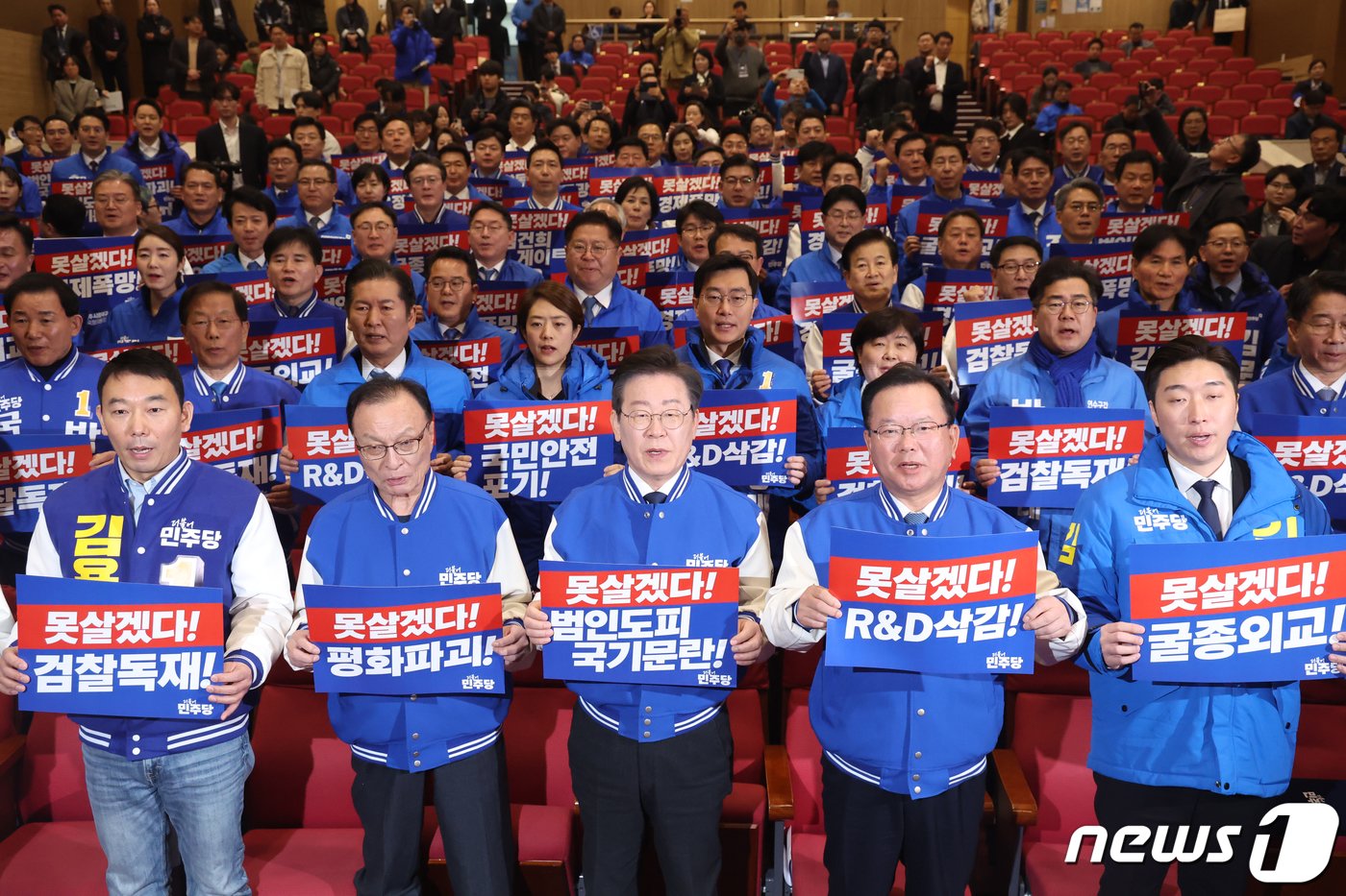 이재명 더불어민주당 대표가 17일 서울 여의도 국회 의원회관에서 열린 제22대 총선 후보자 대회에서 이해찬, 김부겸 상임공동선거대책위원장과 함께 구호를 외치고 있다. 2024.3.17/뉴스1 ⓒ News1 송원영 기자