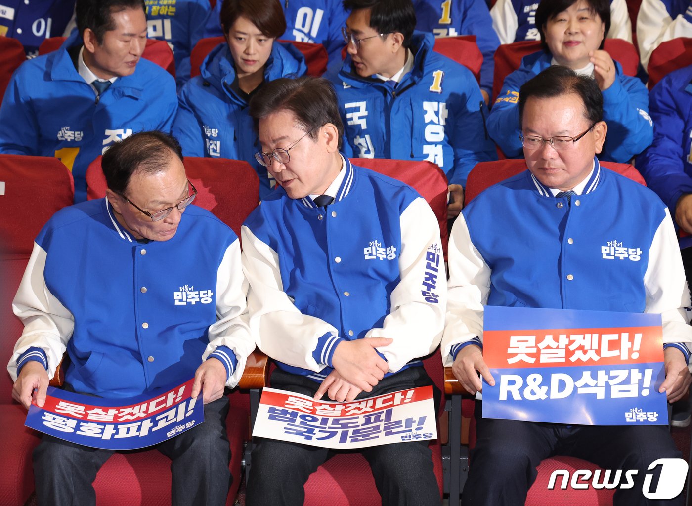 이재명 더불어민주당 대표와 이해찬 상임공동선대책위원장이 17일 서울 여의도 국회 의원회관에서 열린 제22대 총선 후보자 대회에서 대화를 하고 있다. 2024.3.17/뉴스1 ⓒ News1 송원영 기자