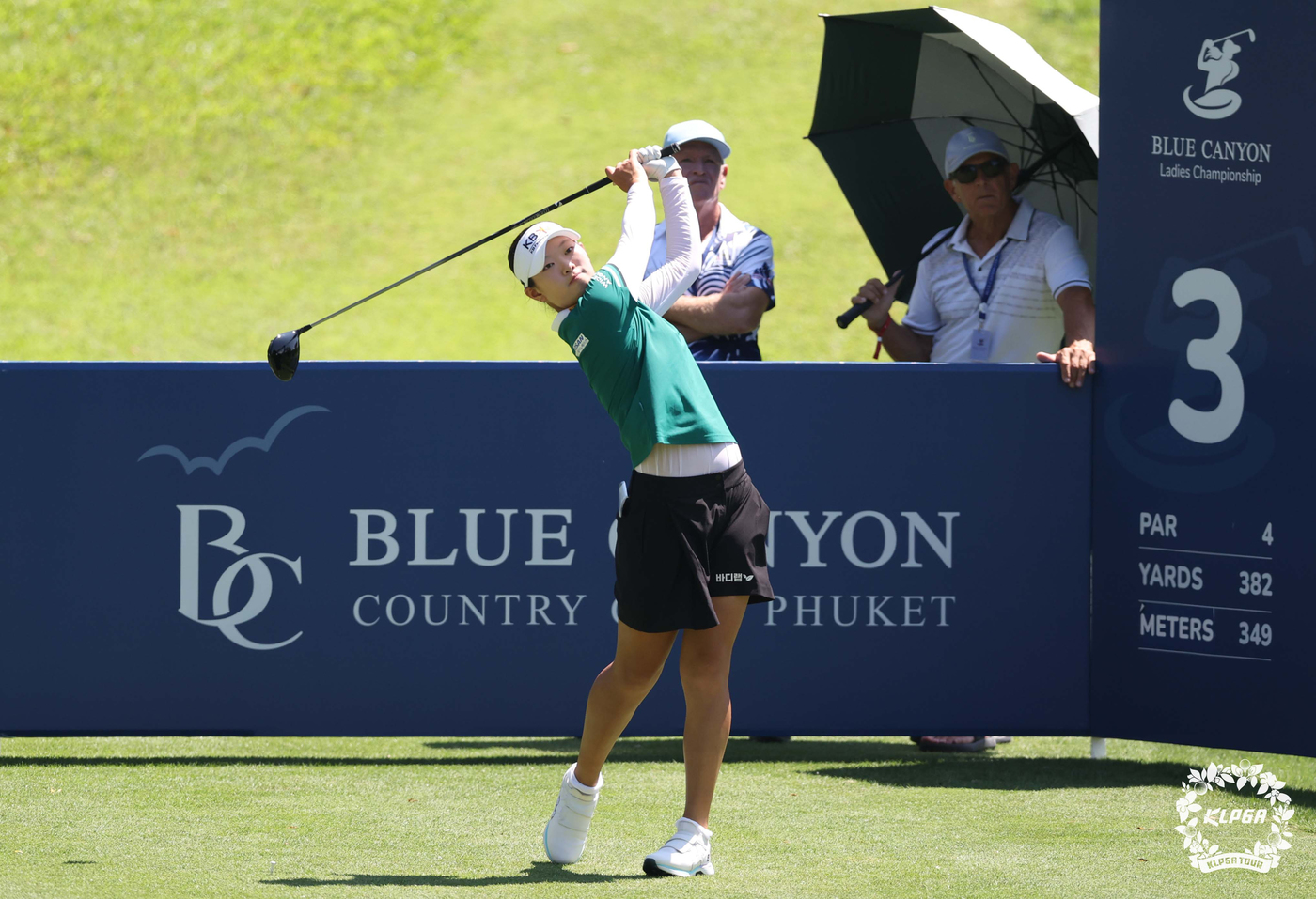 (서울=뉴스1) = 방신실이 17일(현지시간) 태국 푸껫 블루캐니언 컨트리클에서 열린 한국여자프로골프(KLPGA) 투어 블루캐니언 레이디스 챔피언십 최종라운드에서 3번홀 티샷을 하 …