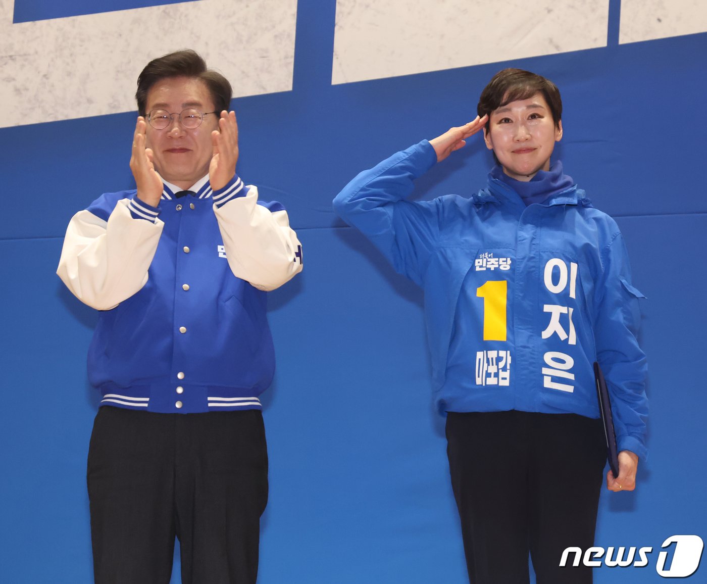 이지은 더불어민주당 마포갑 후보가 17일 서울 여의도 국회 의원회관에서 열린 제22대 총선 후보자 대회에서 거수 경례를 하고 있다. 2024.3.17/뉴스1 ⓒ News1 송원영 기자