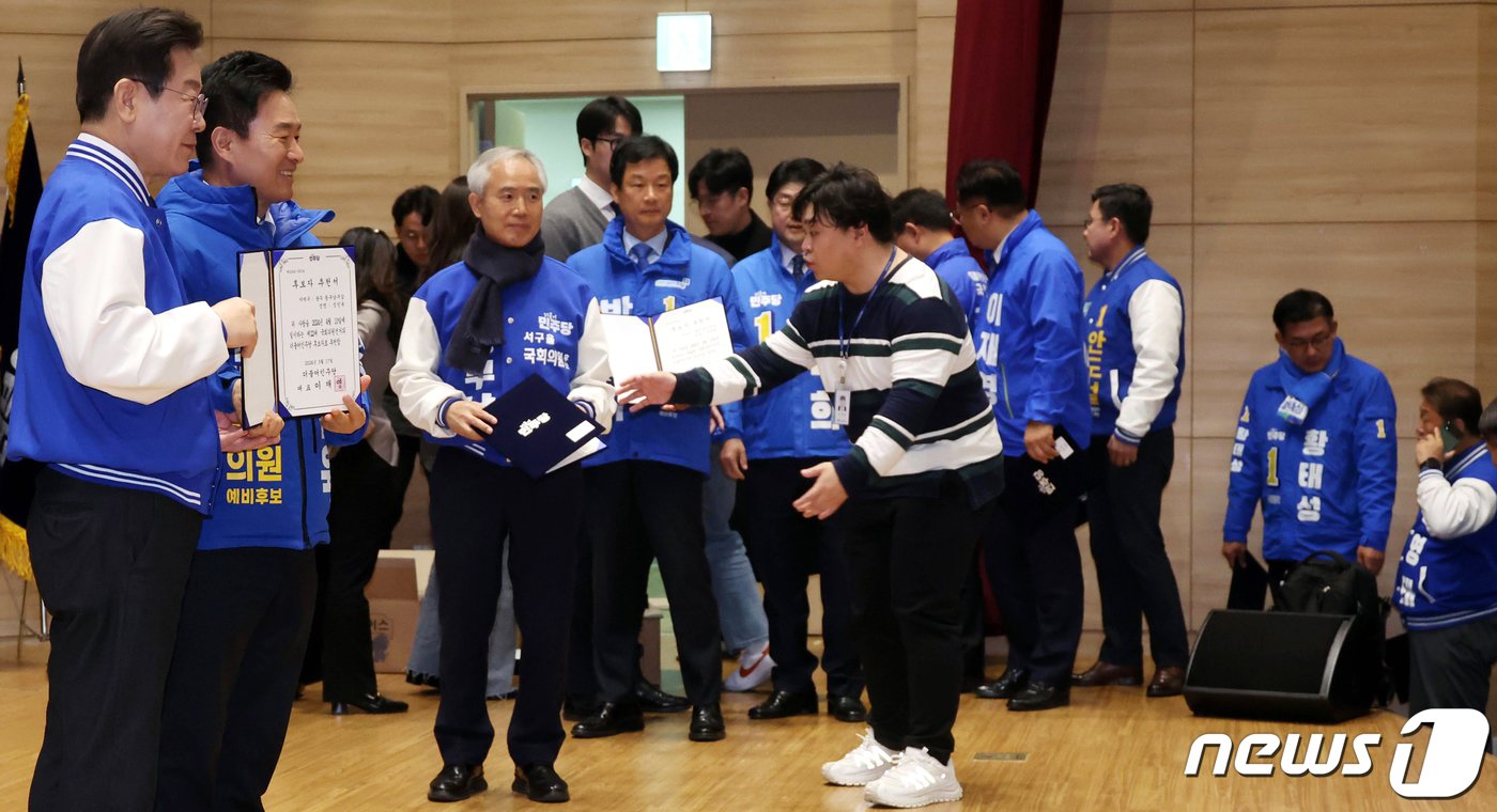 이재명 더불어민주당 대표가 17일 국회 의원회관에서 열린 제22대 총선 후보자 대회를 마치고 총선 후보자들과 기념촬영을 하고 있다. &#40;공동취재&#41; 2024.3.17/뉴스1 ⓒ News1 송원영 기자