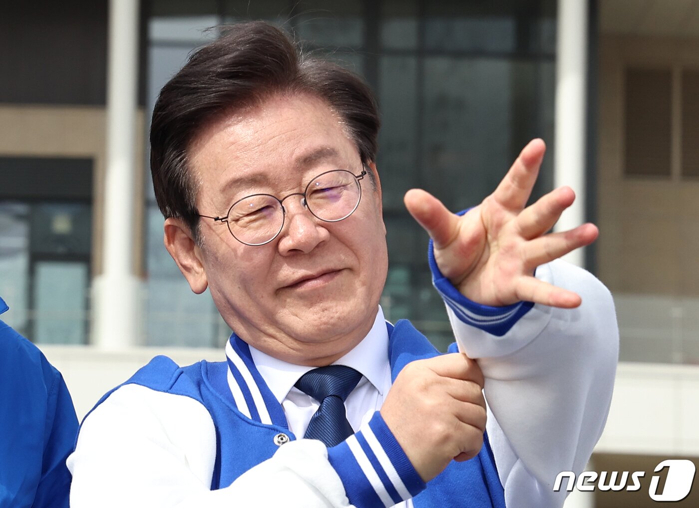 본문 이미지 - 이재명 더불어민주당 대표가 17일 오후 경기 화성시 동탄호수공원에서 발언하기 전 당 점퍼를 입고 있다. 2024.3.17/뉴스1 ⓒ News1 구윤성 기자