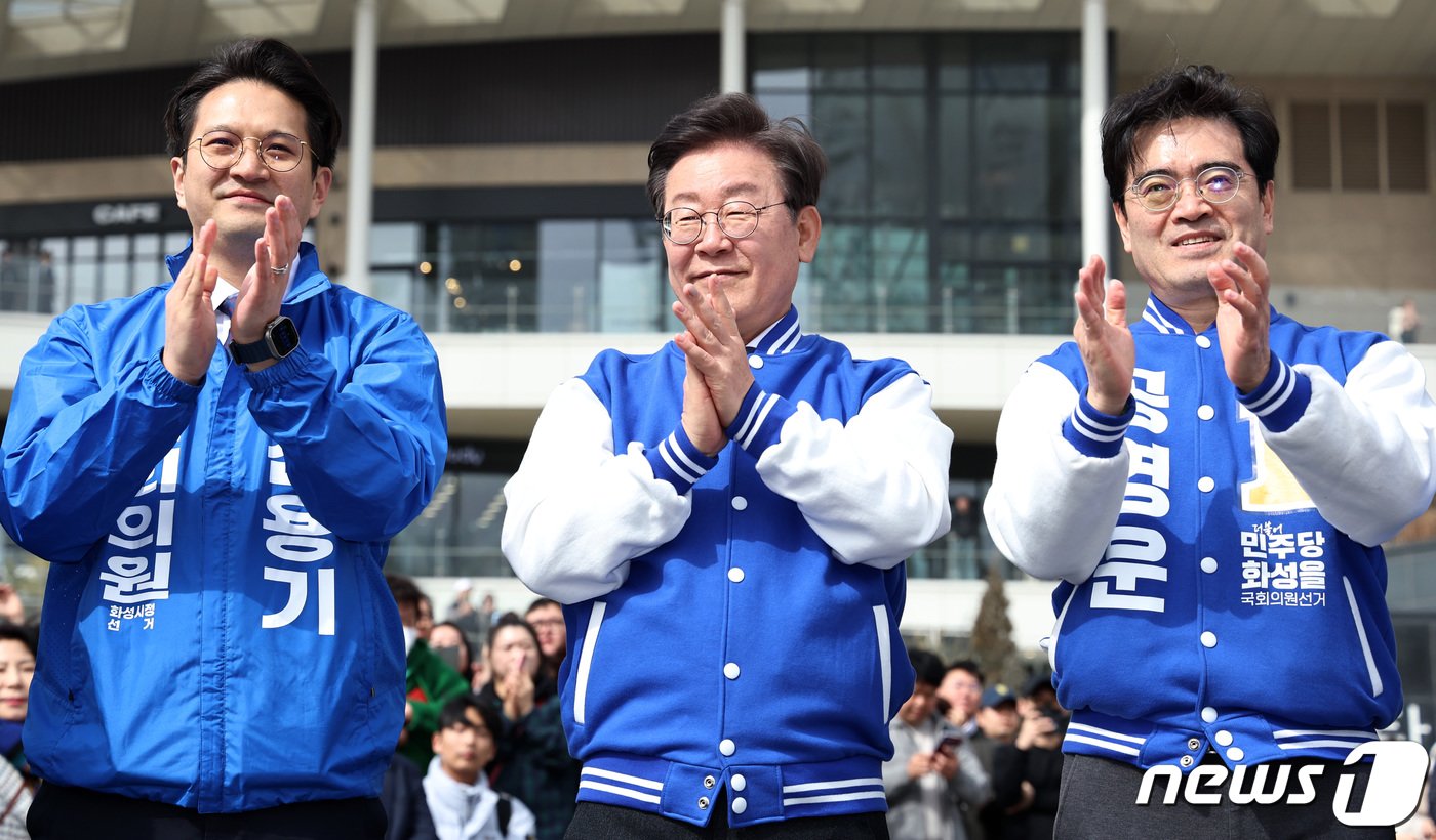 이재명 더불어민주당 대표가 17일 오후 경기 화성시 동탄호수공원에서 지지자들에게 인사하며 손뼉치고 있다. 왼쪽부터 전용기&#40;화성정&#41; 후보, 이 대표, 공영운&#40;화성을&#41; 후보. 2024.3.17/뉴스1 ⓒ News1 구윤성 기자