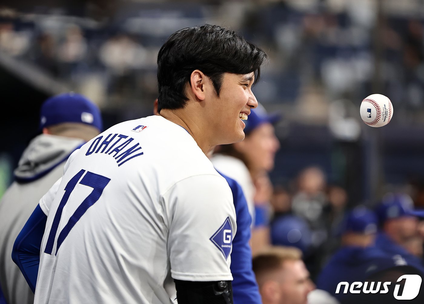 본문 이미지 - 17일 서울 고척스카이돔에서 미국프로야구(MLB) 공식 개막시리즈를 앞두고 열린 로스앤젤레스(LA) 다저스 대 키움 히어로즈 연습 경기. LA 다저스 오타니 쇼헤이가 1회를 마무리한 뒤 더그아웃에서 활짝 웃고 있다. (공동취재) 2024.3.17/뉴스1 ⓒ News1 김진환 기자