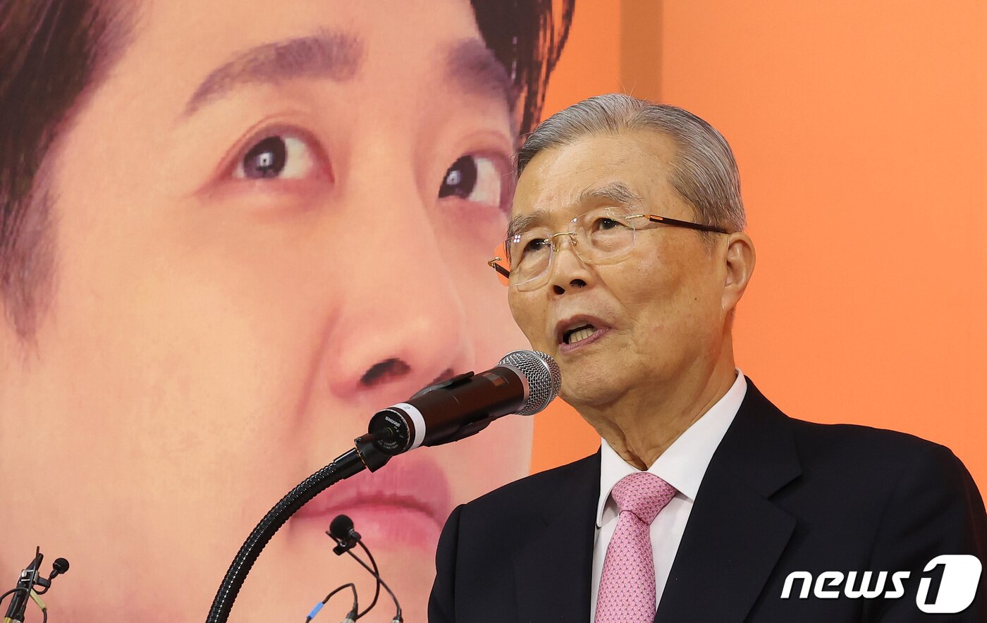 본문 이미지 - 김종인 개혁신당 공천관리위원장이 17일 경기 화성시 동탄에 마련된 이준석 경기 화성을 후보 선거사무소 개소식에서 축사하고 있다. 2024.3.17/뉴스1 ⓒ News1 김성진 기자
