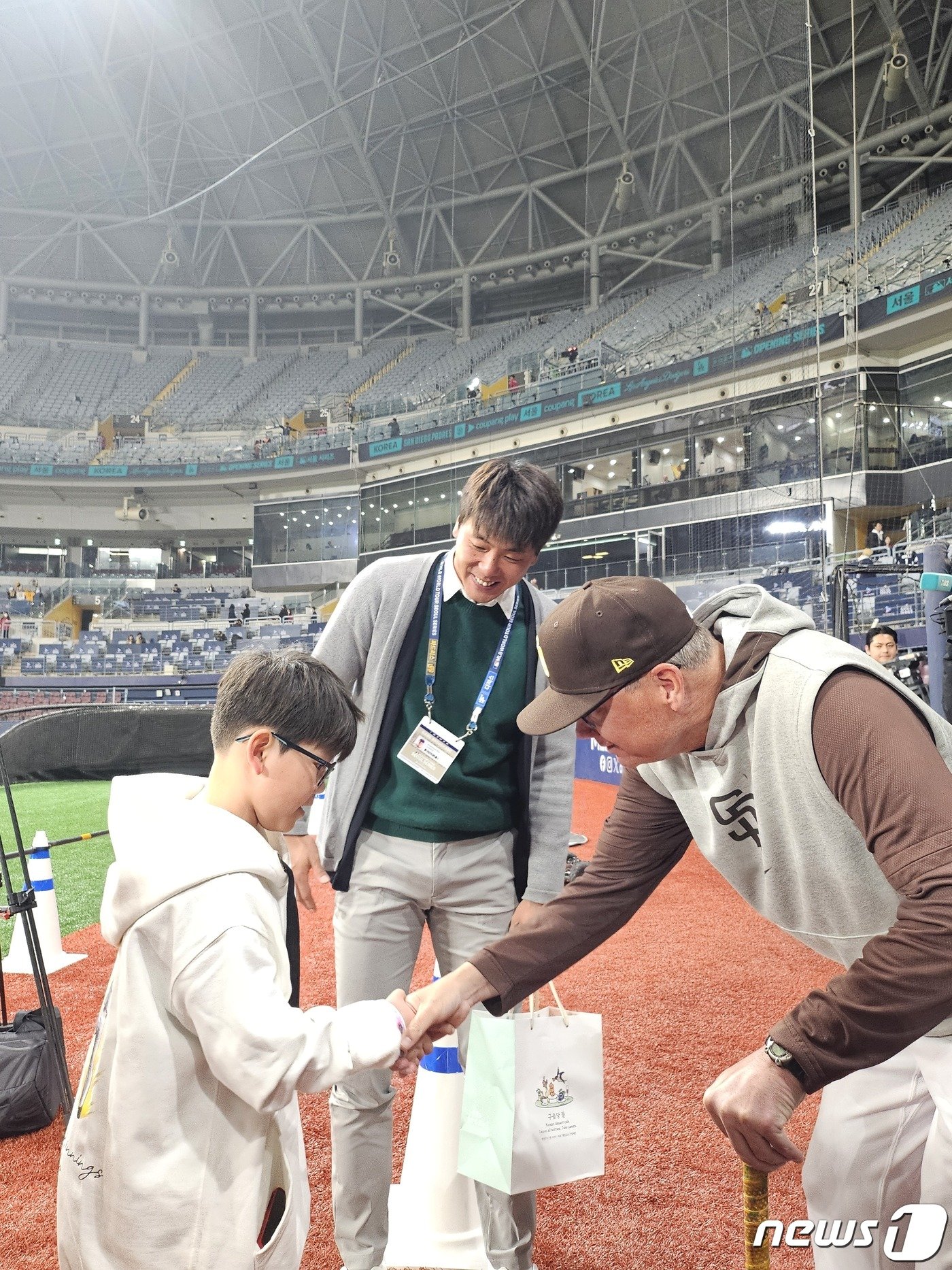 본문 이미지 - 김광현(가운데)이 17일 서울 고척스카이돔에서 열리는 샌디에이고 파드리스와 한국 야구대표팀의 서울시리즈 스페셜 매치를 앞두고 마이크 실트 샌디에이고 감독을 만났다. 2024.3.17/뉴스1 ⓒ News1 이상철 기자