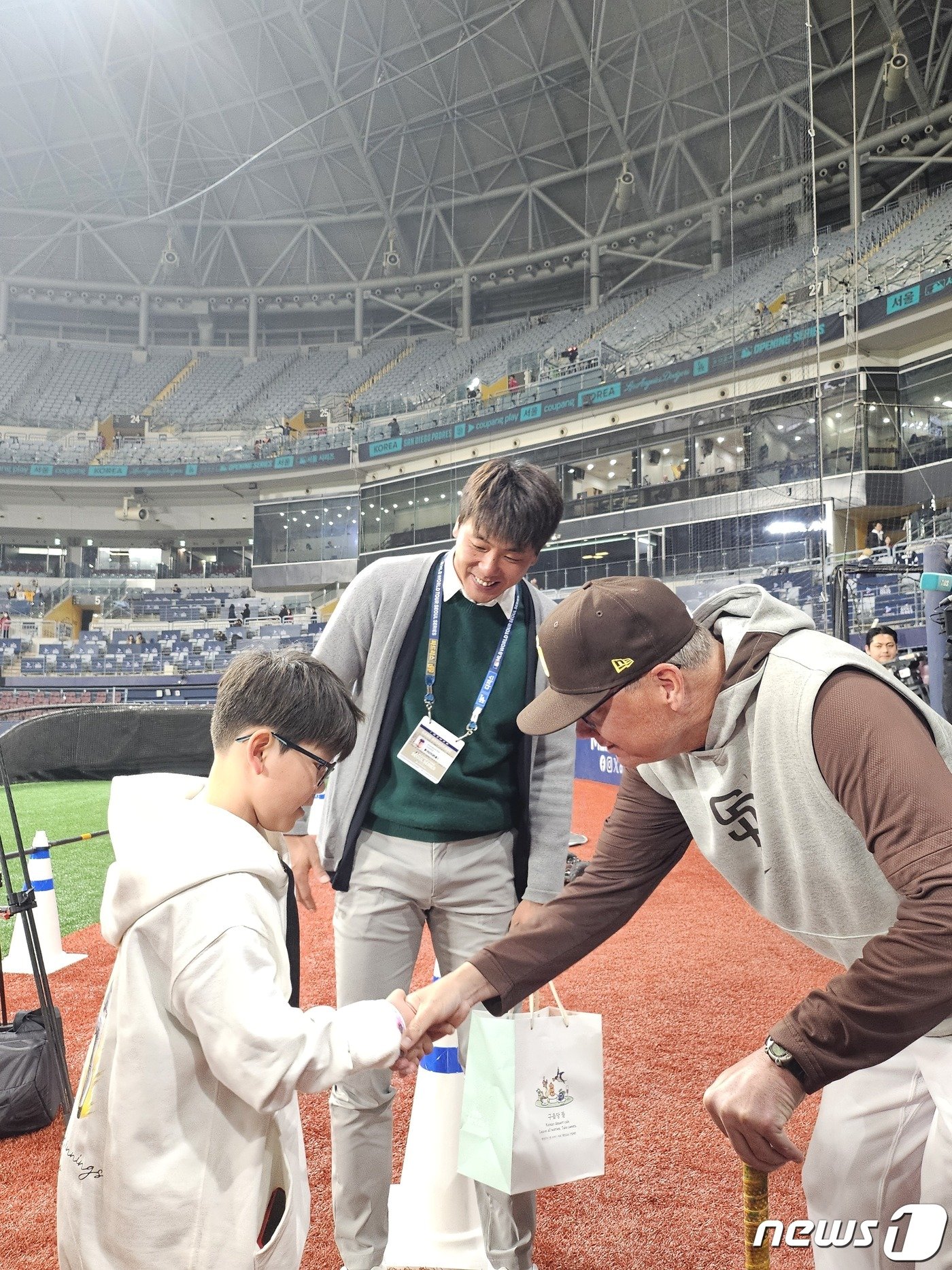 김광현&#40;가운데&#41;이 17일 서울 고척스카이돔에서 열리는 샌디에이고 파드리스와 한국 야구대표팀의 서울시리즈 스페셜 매치를 앞두고 마이크 실트 샌디에이고 감독을 만났다. 2024.3.17/뉴스1 ⓒ News1 이상철 기자