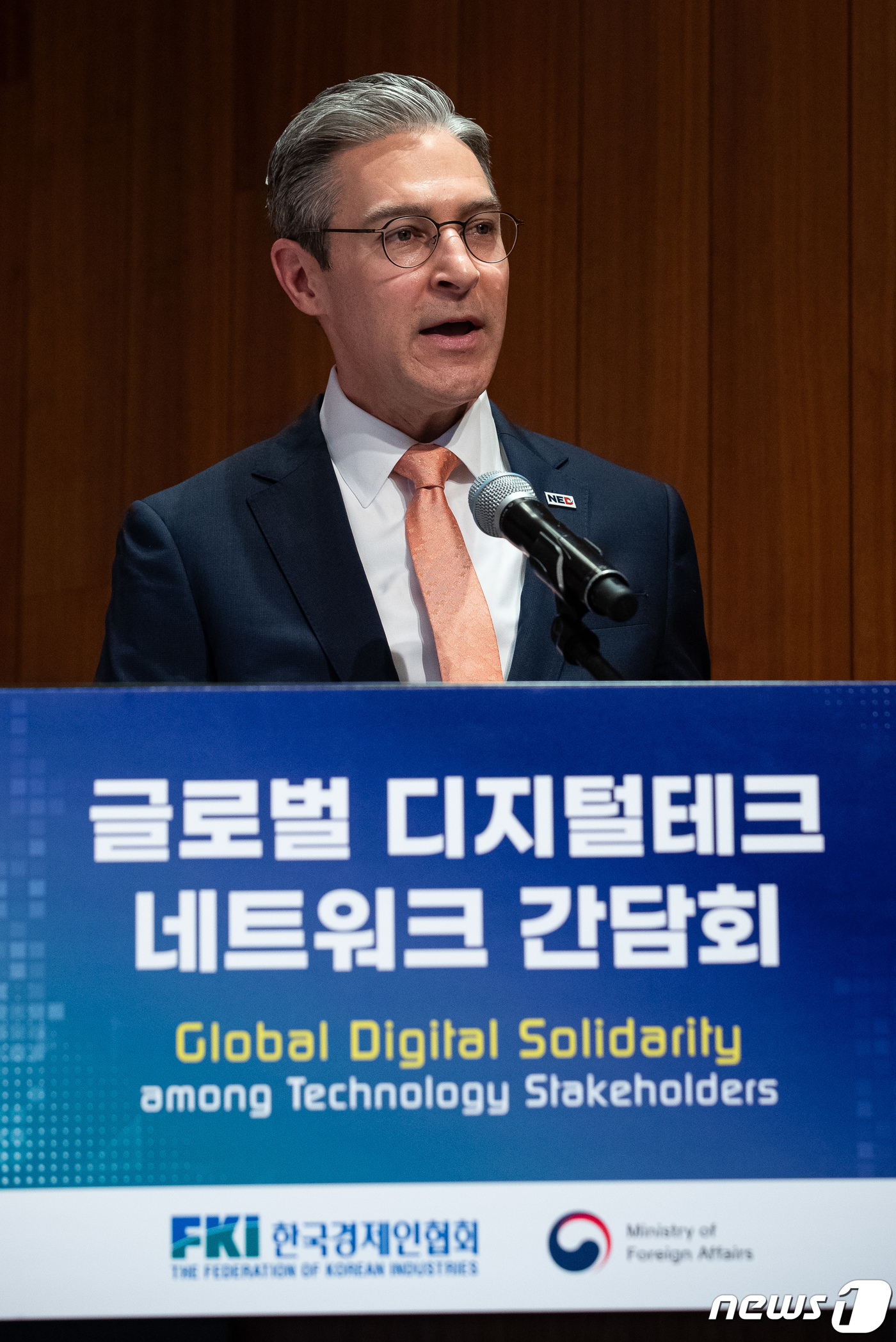 (서울=뉴스1) 유승관 기자 = 데이먼 윌슨 NED 대표가 17일 서울 중구 신라호텔 영빈관에서 열린 글로벌 디지털테크 네트워크 간담회에서 개회사를 하고 있다. 2024.3.17/ …