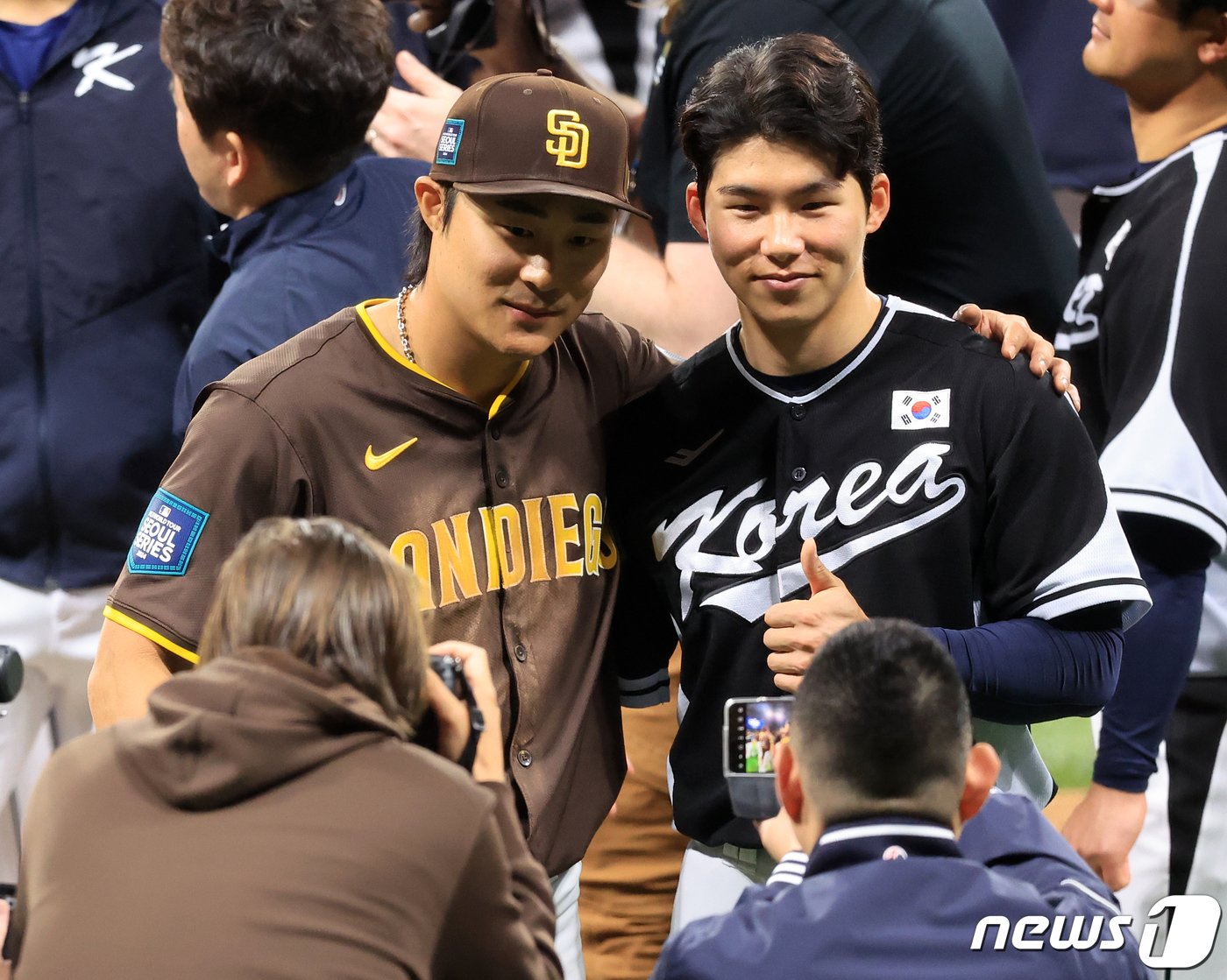 17일 서울 고척스카이돔에서 열린 팀코리아와 샌디에이고&#40;SD&#41; 파드리스의 미국프로야구&#40;MLB&#41; 서울시리즈 연습경기가 마친 뒤 샌디에이고 파드리스 김하성과 팀 코리아 김혜성이 기념 촬영을 하고 있다. 2024.3.17/뉴스1 ⓒ News1 김진환 기자