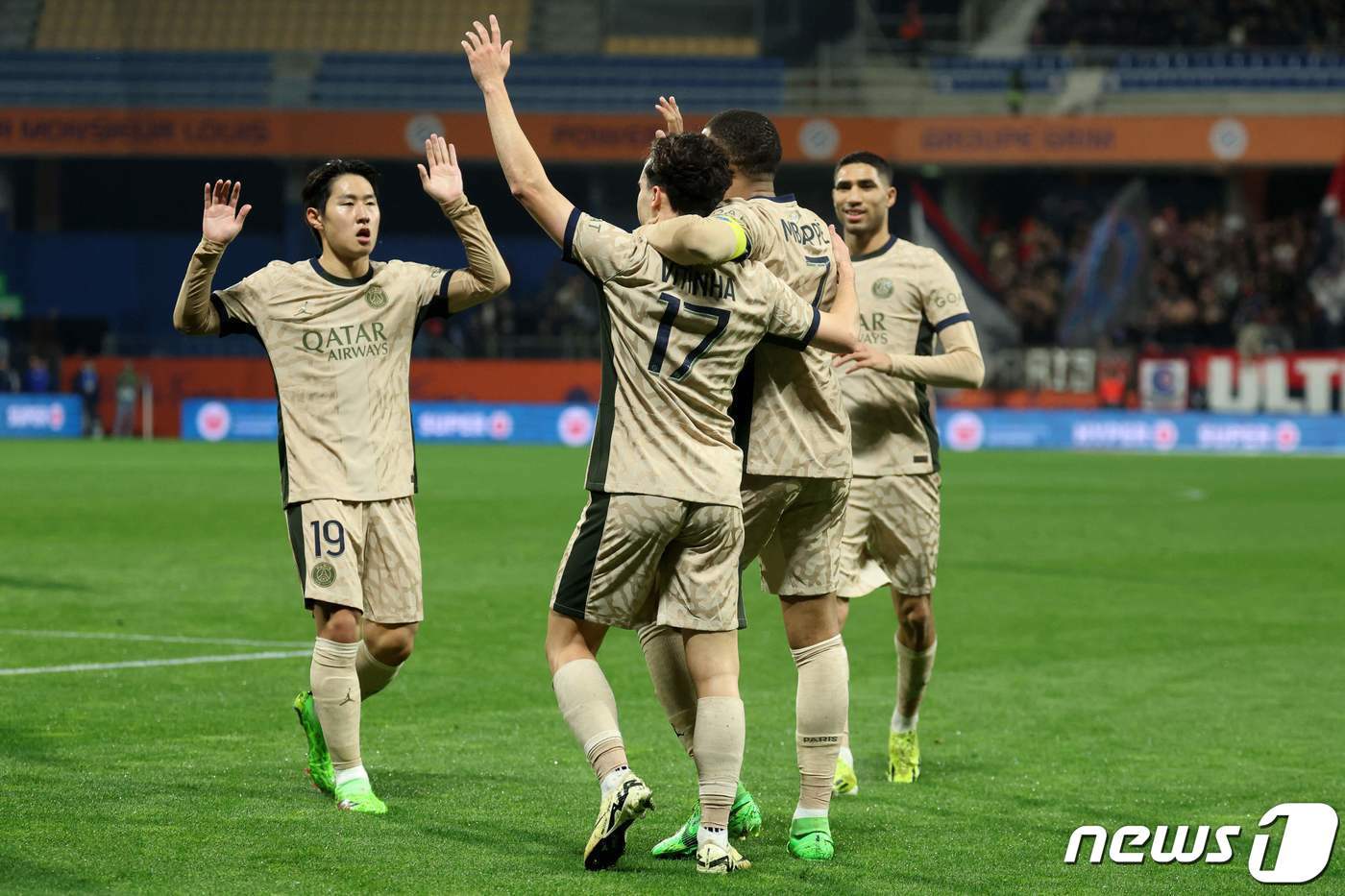 PSG 이강인&#40;왼쪽&#41;이 몽펠리에전에서 득점을 터트리며 대승을 견인했다. ⓒ AFP=뉴스1