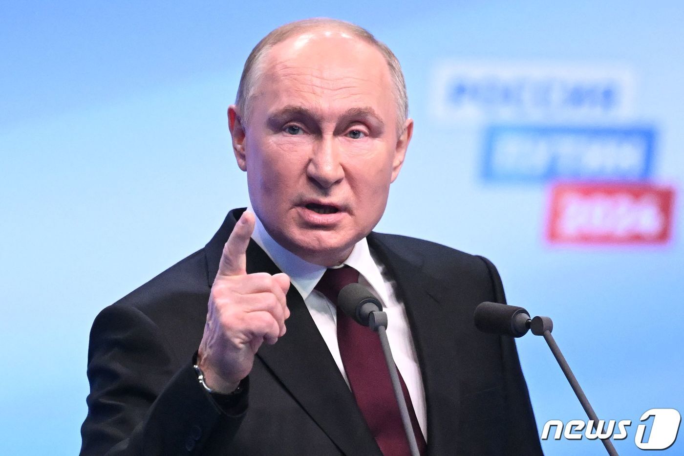 본문 이미지 - 블라디미르 푸틴 러시아 대통령이 17일(현지시간) 대선 5선에 성공한 뒤 모스크바 선거운동 본부에서 취재진을 만나 “러시아는 더 강하고 효과적이어야 한다”고 밝히고 있다. 2024.3.18 ⓒ AFP=뉴스1 ⓒ News1 우동명 기자