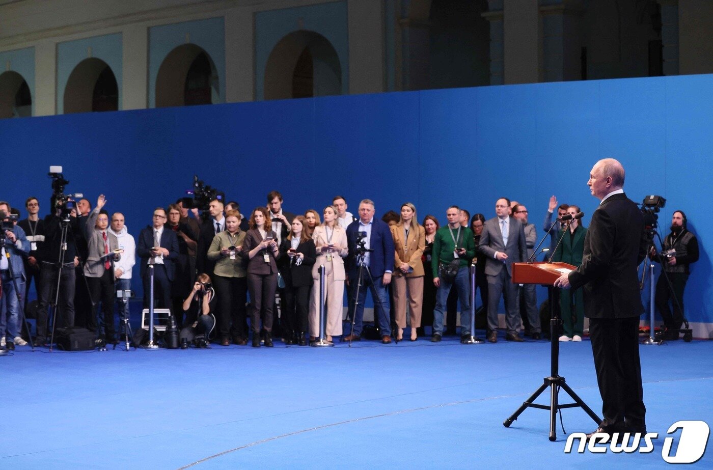 본문 이미지 - 블라디미르 푸틴 러시아 대통령이 17일(현지시간) 대선 5선에 성공한 뒤 모스크바 선거운동 본부에서 취재진을 만나고 있다. 2024.3.18 ⓒ AFP=뉴스1 ⓒ News1 우동명 기자