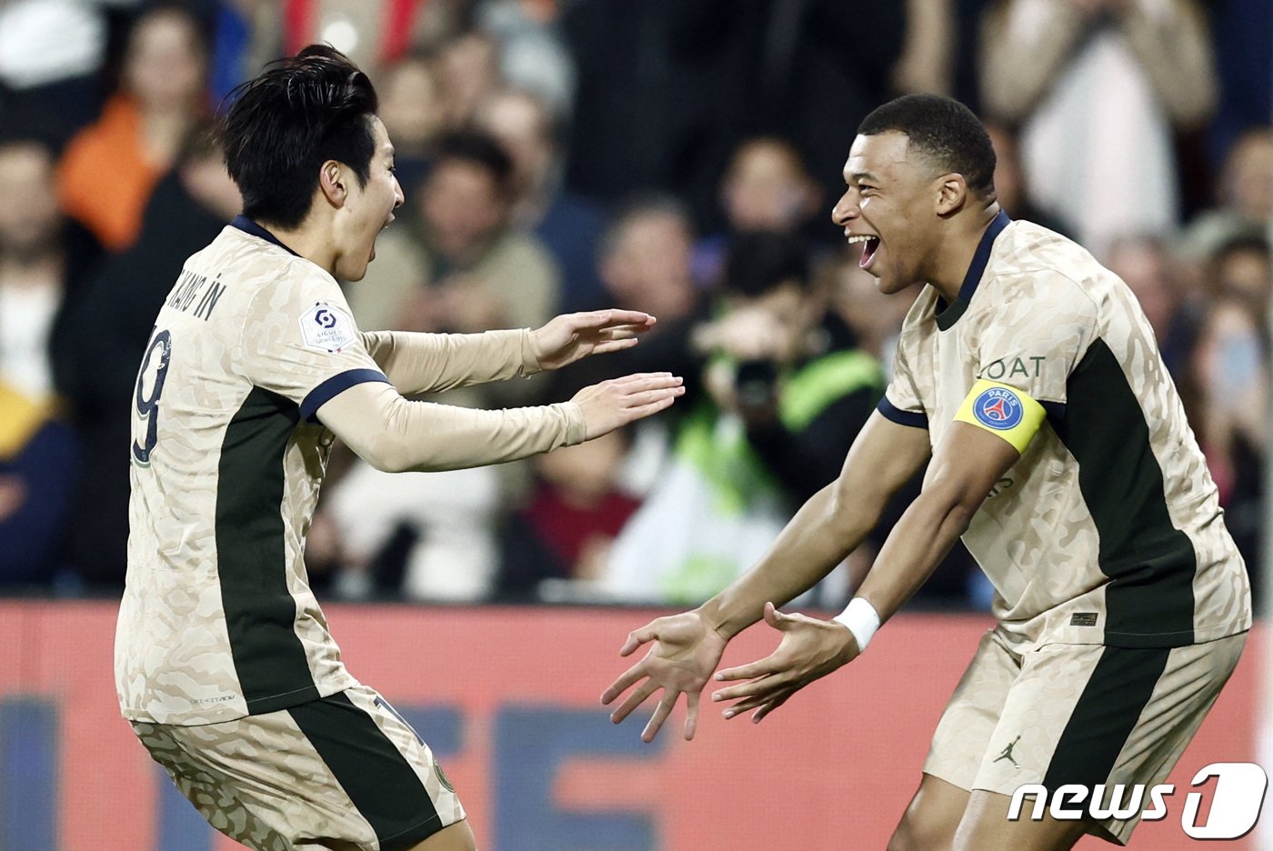 본문 이미지 - 이강인(파리 생제르맹·PSG)이 18일(한국시간) 프랑스 몽펠리에의 스타드 드라 모송에서 열린 2023-2024 리그1 26라운드 원정 경기에서 몽펠리에에 경기에서 3-2 근소한 리드를 이어가던 후반 8분 페널티아크 부근에서 때린 왼발 감아차기 슈팅으로 PSG의 4번째 골을 책임졌다. ⓒ 로이터=뉴스1