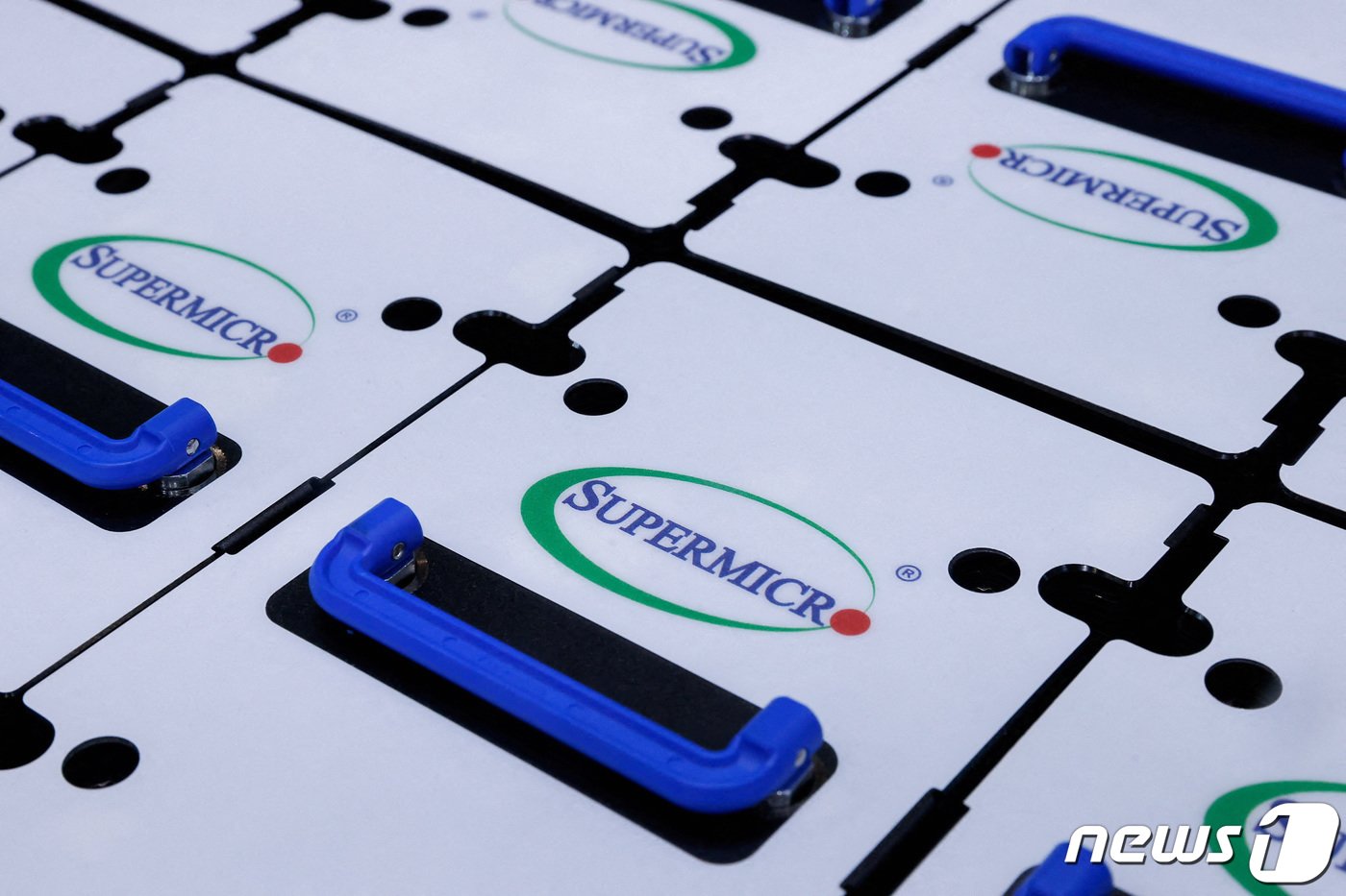 본문 이미지 - 미국의 AI 서버 업체 슈퍼 마이크로 컴퓨터 로고. ⓒ 로이터=뉴스1 ⓒ News1 박형기 기자
