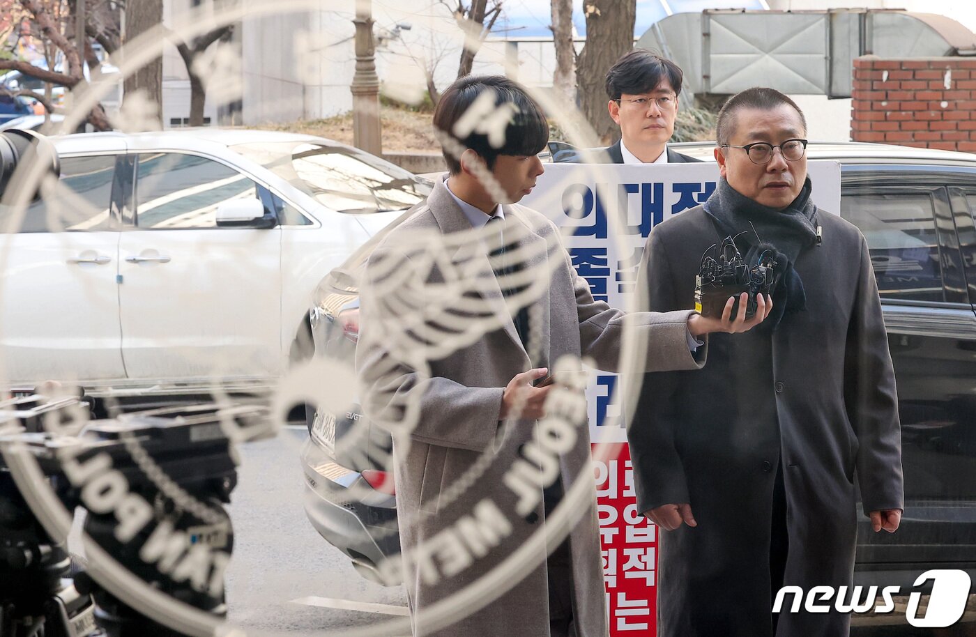 본문 이미지 - '전공의 집단 사직 공모' 혐의를 받는 박명하 대한의사협회 비상대책위원회 조직강화위원장이 18일 오전 서울 마포구 서울경찰청 공공범죄수사대로 소환조사에 출석하기에 앞서 입장을 밝히고 있다. 2024.3.18/뉴스1 ⓒ News1 김성진 기자