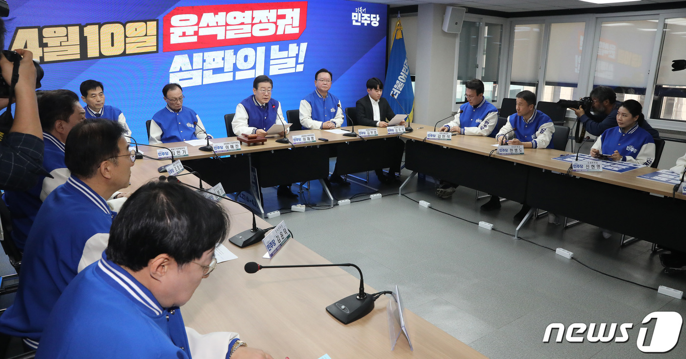 (서울=뉴스1) 임세영 기자 = 이재명 더불어민주당 대표가 18일 오전 서울 여의도 민주당 중앙당사에서 열린 제3차 중앙선거대책회의에서 발언을 하고 있다. 2024.3.18/뉴스1 …