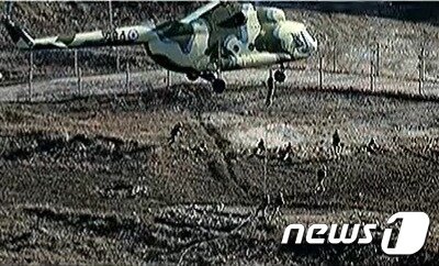 본문 이미지 - 북한 병사들이 지난 6일 서부지구 중요 작전 훈련기지에서 진행된 야외 실기동 훈련에서 우리 군의 최전방 감시초소(GP)을 점령하는 훈련을 펼치고 있다. (출처=조선중앙TV) 2024.3.18./뉴스1