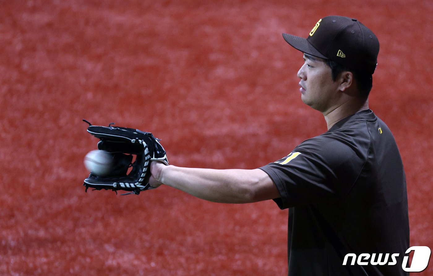 본문 이미지 - 샌디에이고 파드리스 고우석이 18일 서울 고척스카이돔에서 미국프로야구(MLB) 공식 개막시리즈를 앞두고 열린 LG 트윈스와 샌디에이고 파드리스의 스페셜 경기에 앞서 훈련을 하고 있다. 2024.3.18/뉴스1 ⓒ News1 박정호 기자