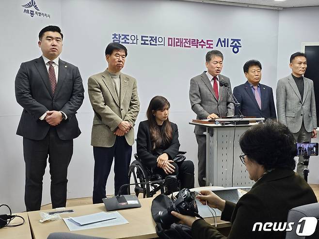 본문 이미지 - 세종시의회 국민의힘 소속 의원들이 지난달 21일 세종시청에서 기자회견을 열어 문화관광재단 대표이사 선임과 관련한 이순열 시의장의 행보를 비판하고 있다. ⓒ News1 장동열 기자