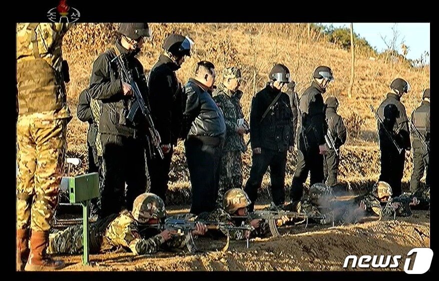 본문 이미지 - 북한 병사들이 지난 6일 서부지구 중요 작전 훈련기지에서 진행된 야외 실기동 훈련에서 우리 군의 최전방 감시초소(GP)을 점령하는 훈련을 펼치고 있다. (출처=조선중앙TV) 2024.3.18./뉴스1